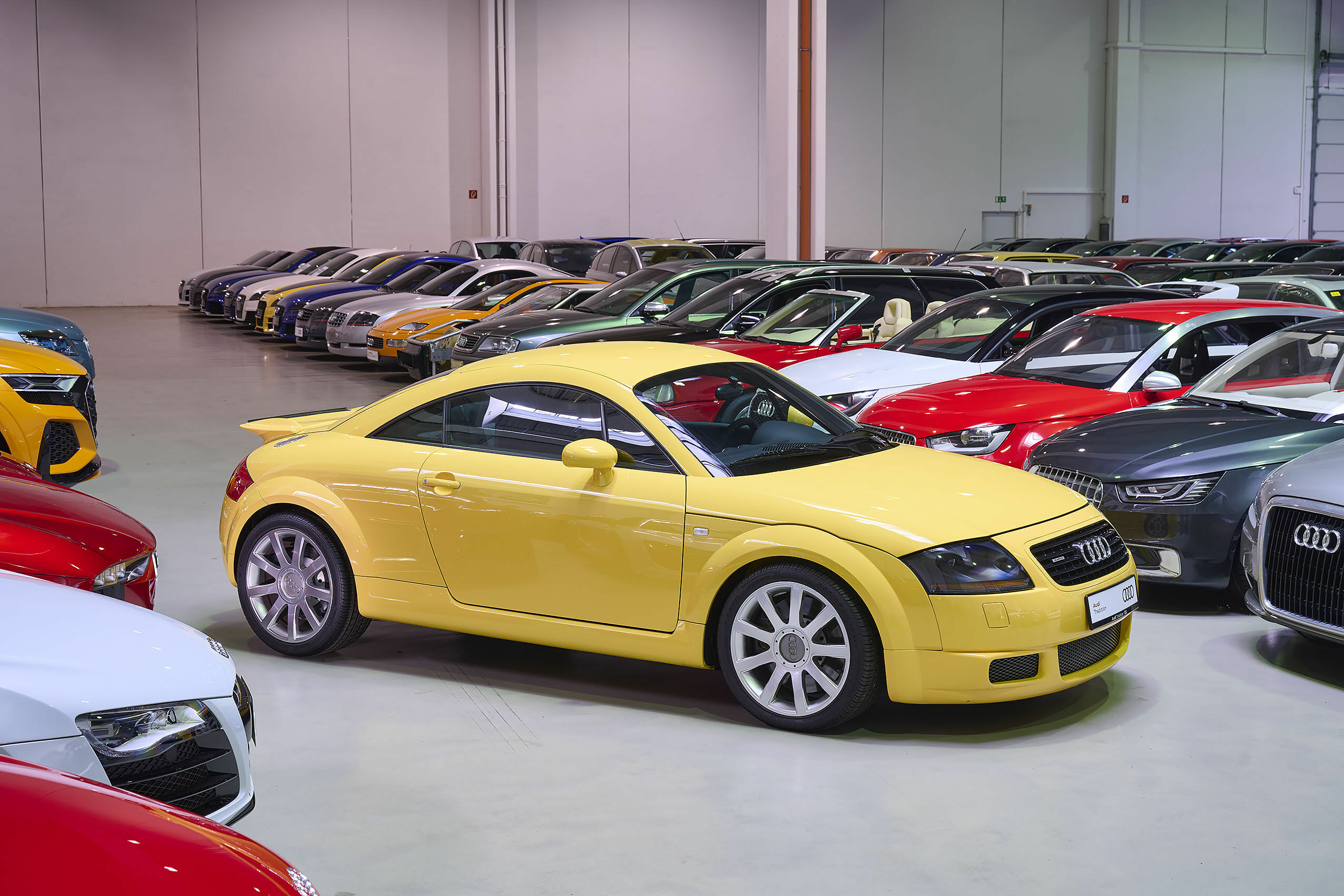 Audi Tradition Buch „Einblicke“ - Unter der Regie der quattro GmbH fand der Antriebsstrang des Audi RS 4 Platz in der eng geschnittenen Hülle des ersten Audi TT. Es blieb bei einem Einzelstück mit atemberaubendem Auftritt und ebensolchen Fahrleistungen.