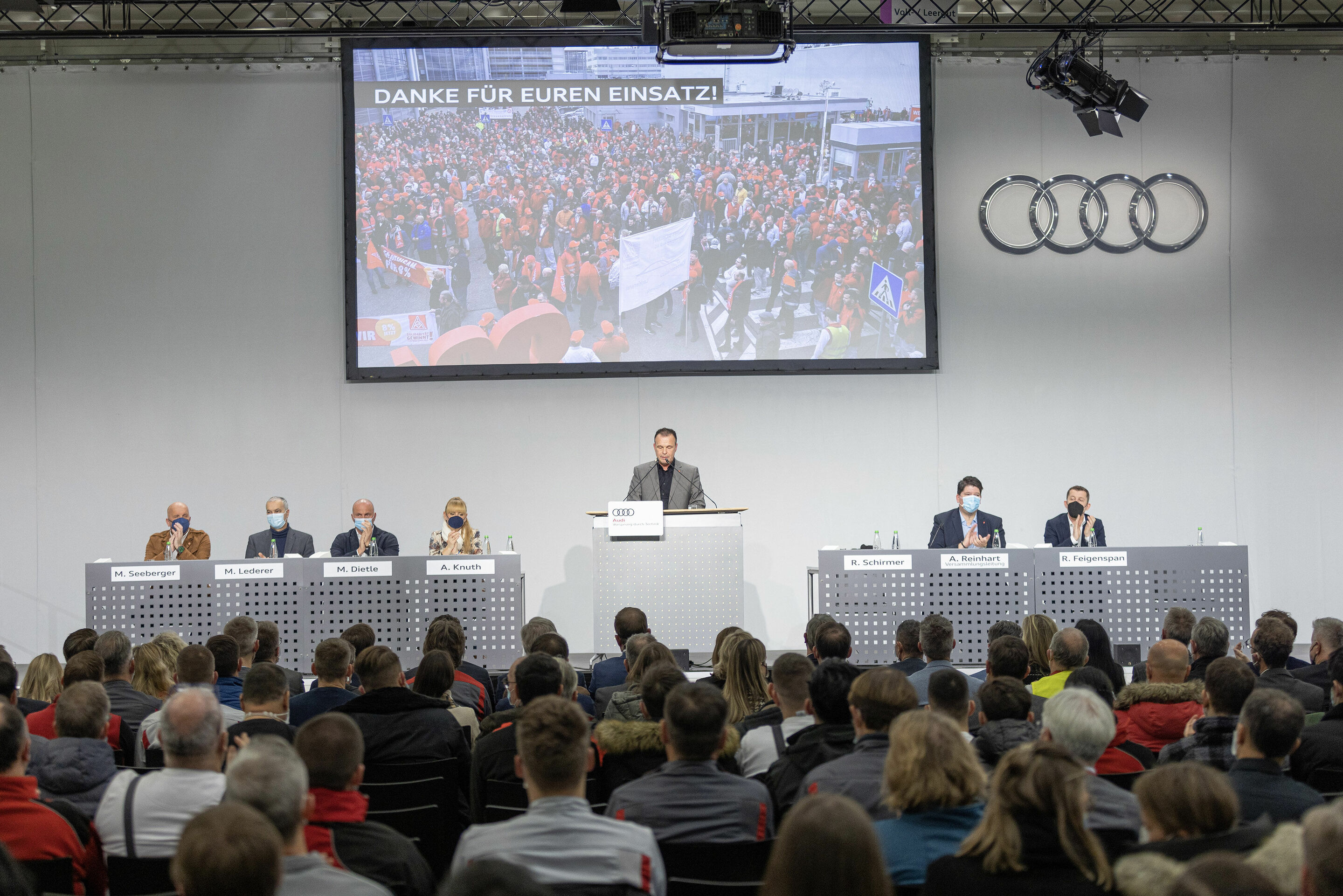 Betriebsversammlung Neckarsulm: „Wir müssen Teil der Zukunft sein!“ - Auf der letzten Betriebsversammlung des Jahres forderte der Betriebsratsvorsitzende Rainer Schirmer vor der Neckarsulmer Belegschaft Klarheit für alle Werke der vier Ringe.