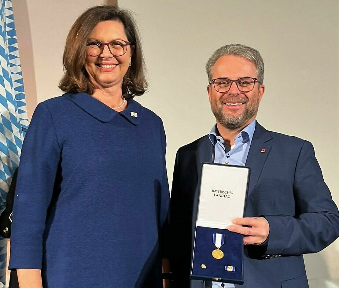Bayerischer Verfassungsorden für Audi Gesamtbetriebsratsvorsitzenden Peter Mosch - Ilse Aigner, Präsidentin des Bayerischen Landtags, verleiht Peter Mosch, Gesamtbetriebsratsvorsitzender der AUDI AG, den Bayerischen Verfassungsorden im Senatssaal des...