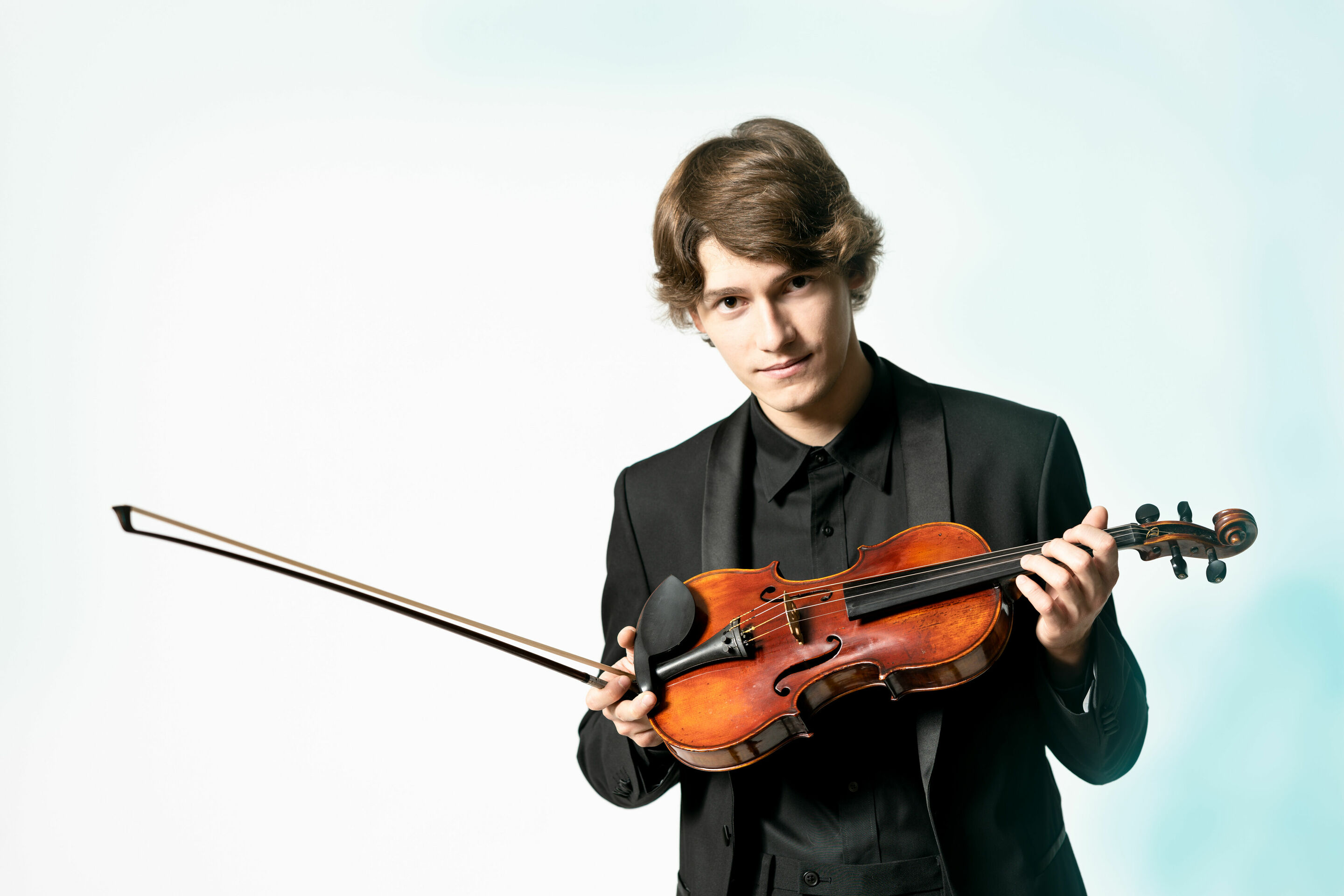 Audi Sommerkonzerte 2023: Der Vorverkauf beginnt bereits jetzt - Bei einem der drei Klassik Open Air-Konzerte tritt der junge Geiger Daniil Gonobolin aus der Ukraine auf. Er absolviert zurzeit mit Audi Fördermitteln eine Ausbildung an der Karajan-Akademie...