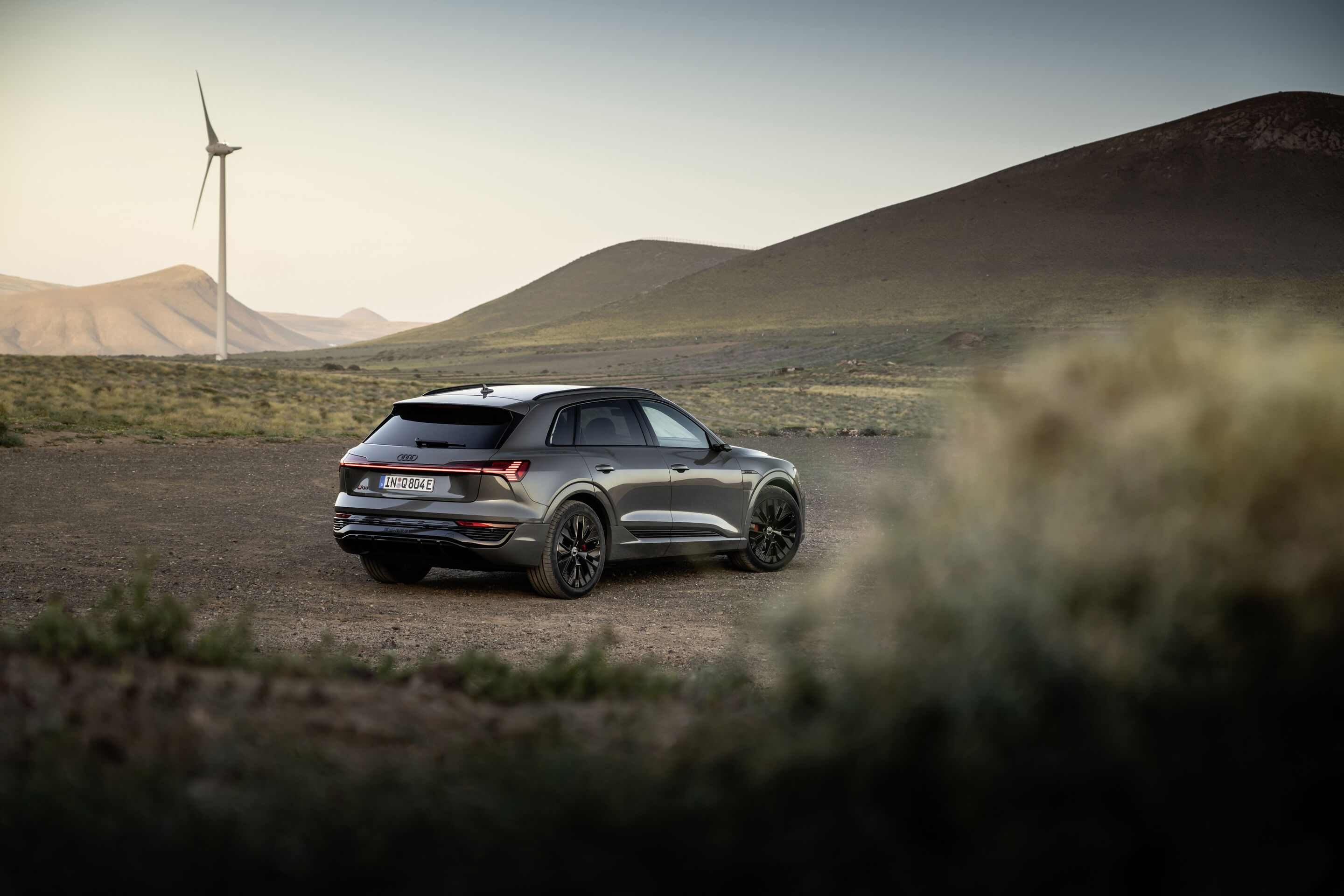 Audi Q8 55 e-tron quattro (bis 2025) - Standaufnahme, Farbe: Chronosgrau Metallic.