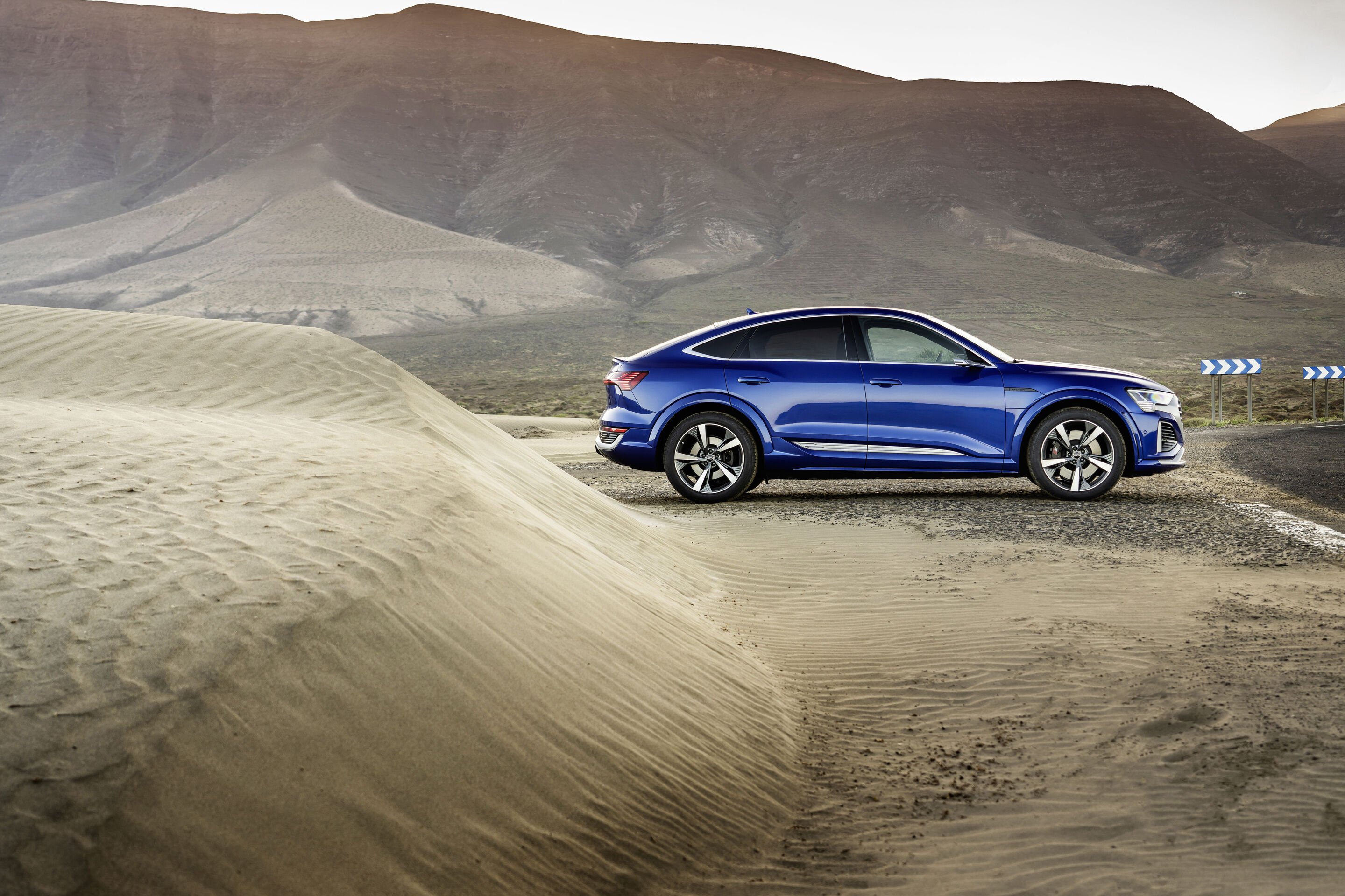 Audi SQ8 Sportback e-tron (bis 2025) - Standaufnahme, Farbe: Ultrablau Metallic.