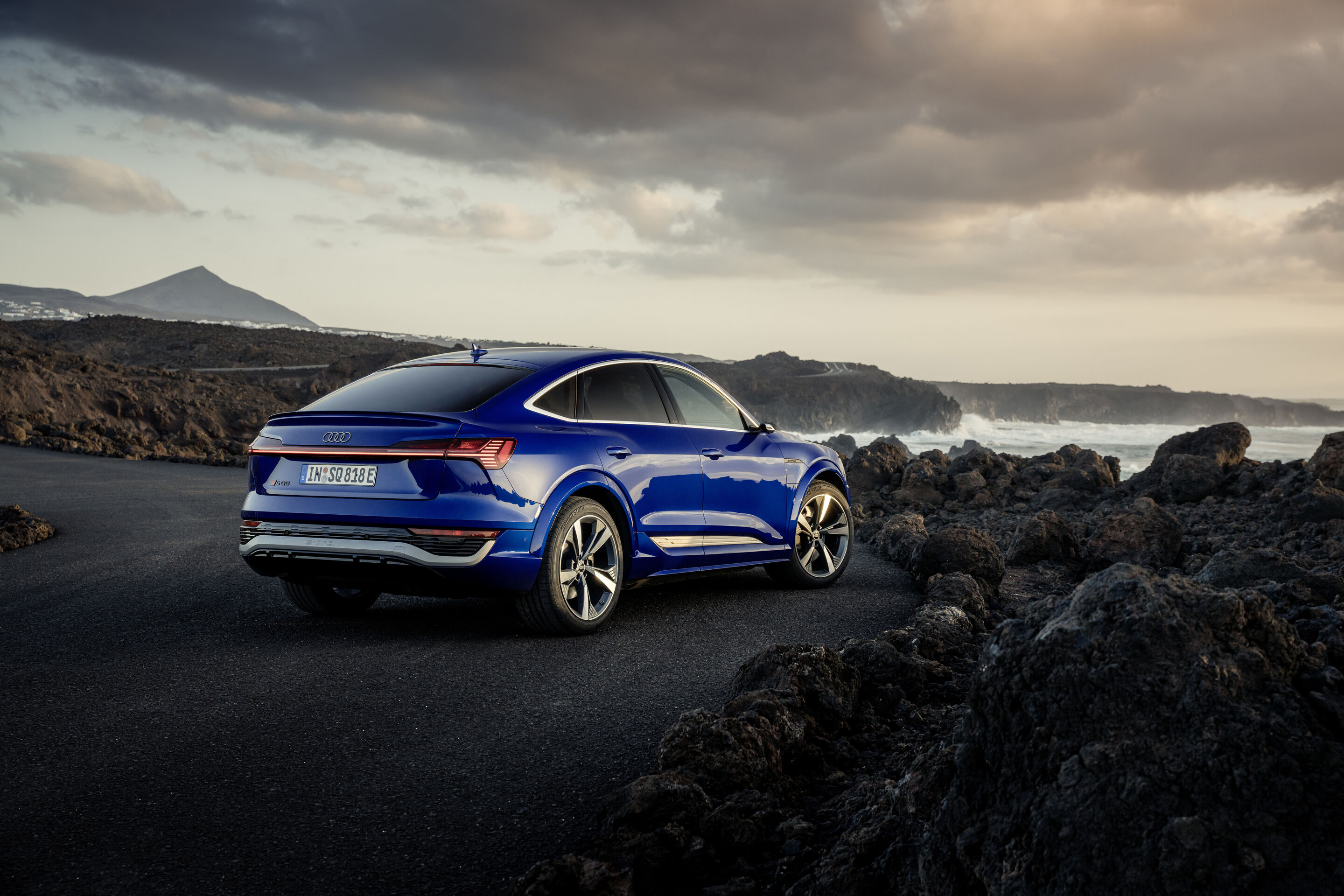 Audi SQ8 Sportback e-tron (bis 2025) - Standaufnahme, Farbe: Ultrablau Metallic.