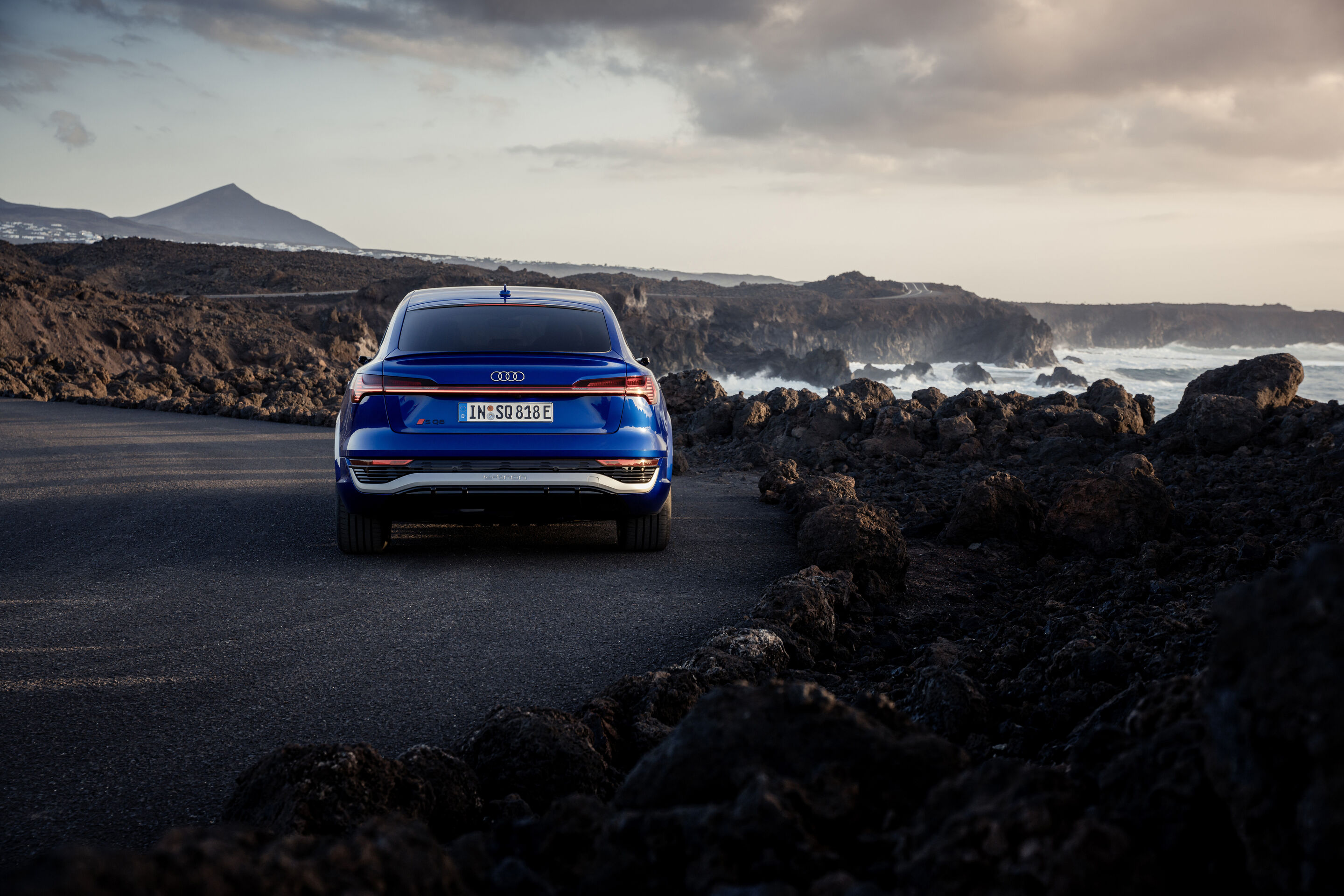 Audi SQ8 Sportback e-tron (bis 2025) - Standaufnahme, Farbe: Ultrablau Metallic.