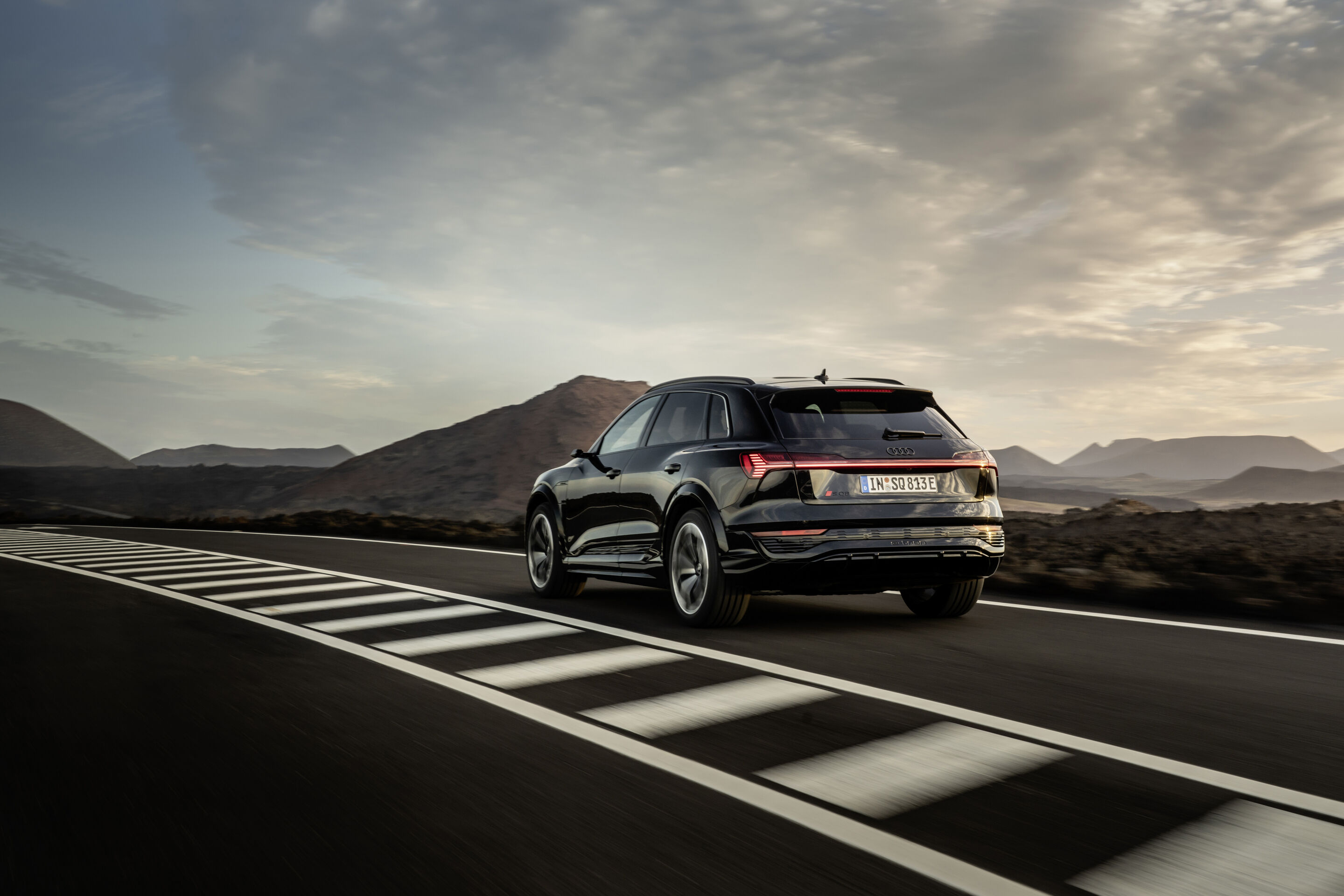 Audi SQ8 e-tron (bis 2025) - Fahraufnahme, Farbe: Mythosschwarz Metallic.