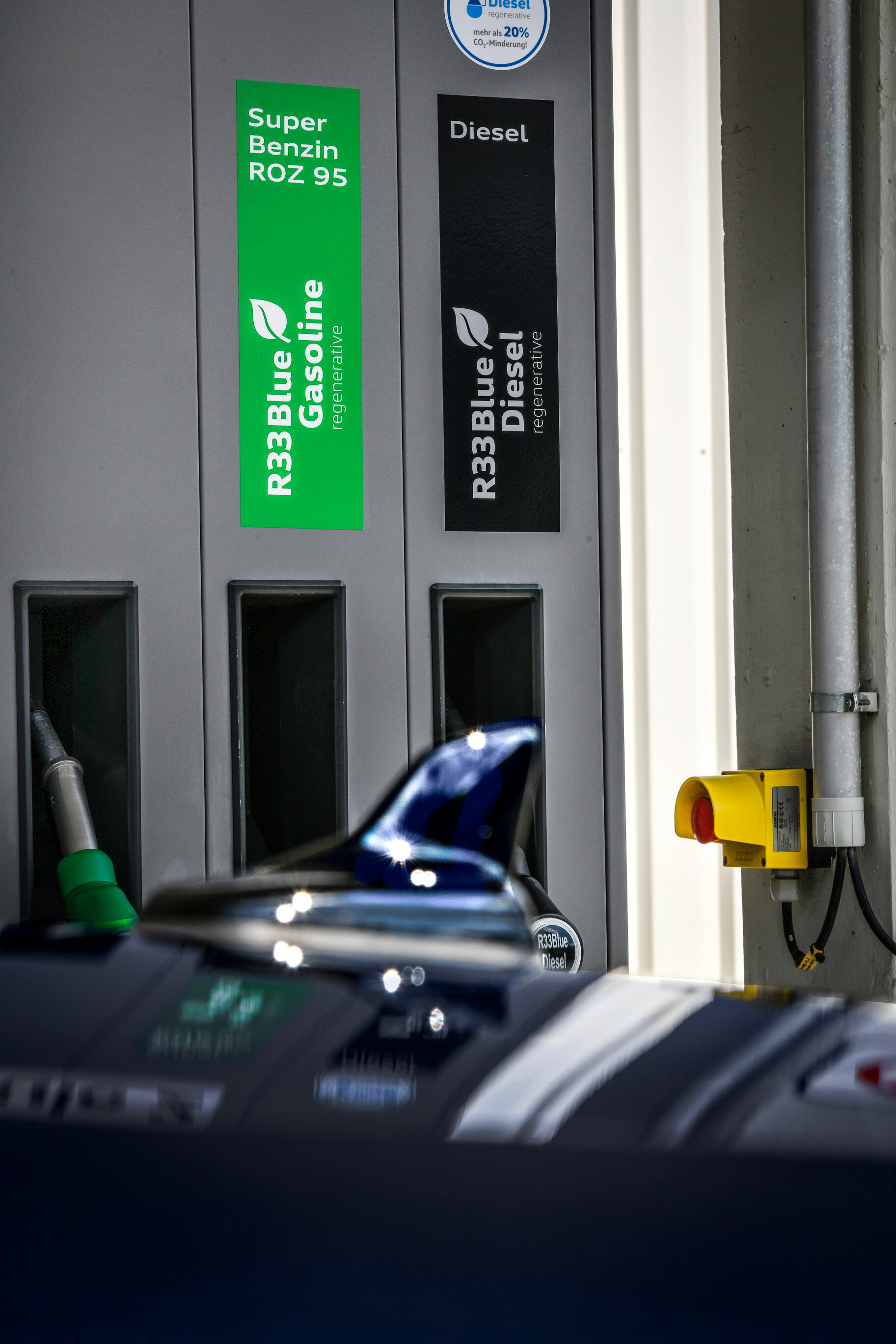 Carbon-neutral production sites: vehicles fueled with sustainable fuels at the factory - The filling stations at the plants have already transitioned to R33 Blue Diesel last year. Now its gasoline-equivalent companion R33 Blue Gasoline is also available....