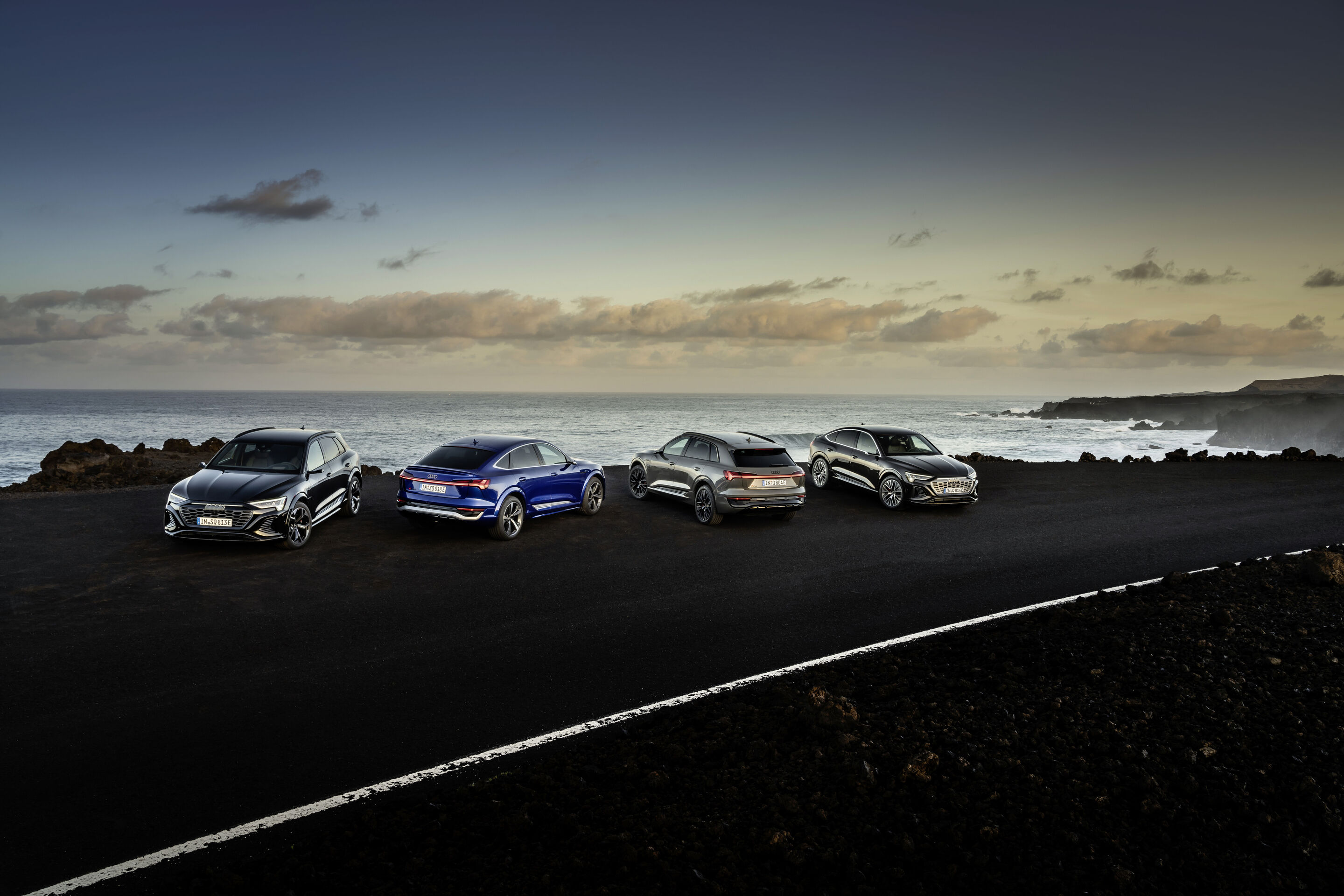 Die Audi Q8 e-tron Modelle (bis 2025) - Standaufnahme, Audi SQ8 e-tron Farbe: Mythosschwarz Metallic, Audi SQ8 Sportback e-tron Farbe: Ultrablau Metallic, Audi Q8 55 e-tron quattro Farbe: Chronosgrau Metallic, Audi Q8 Sportback 55 e-tron quattro Farbe:...