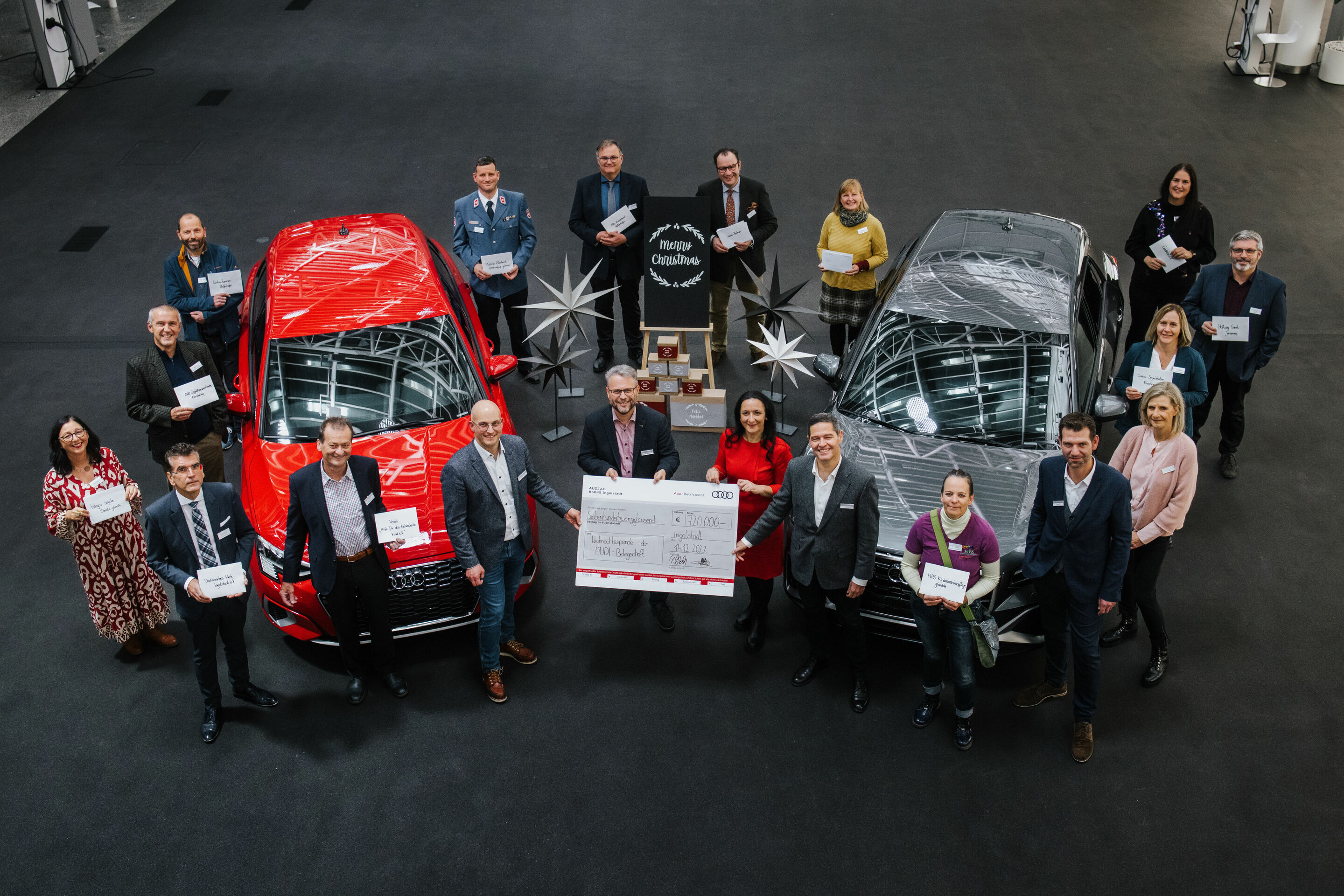 Weihnachtsspende: Audi Belegschaft spendet 720.000 Euro - Bei der feierlichen Spendenübergabe in der Audi Auslieferung wurden den 14 Organisationen, die ein Fahrzeug aus der Weihnachtsspende 2022 erhalten, ihr Scheck von Vertreter_innen des Betriebsrats...