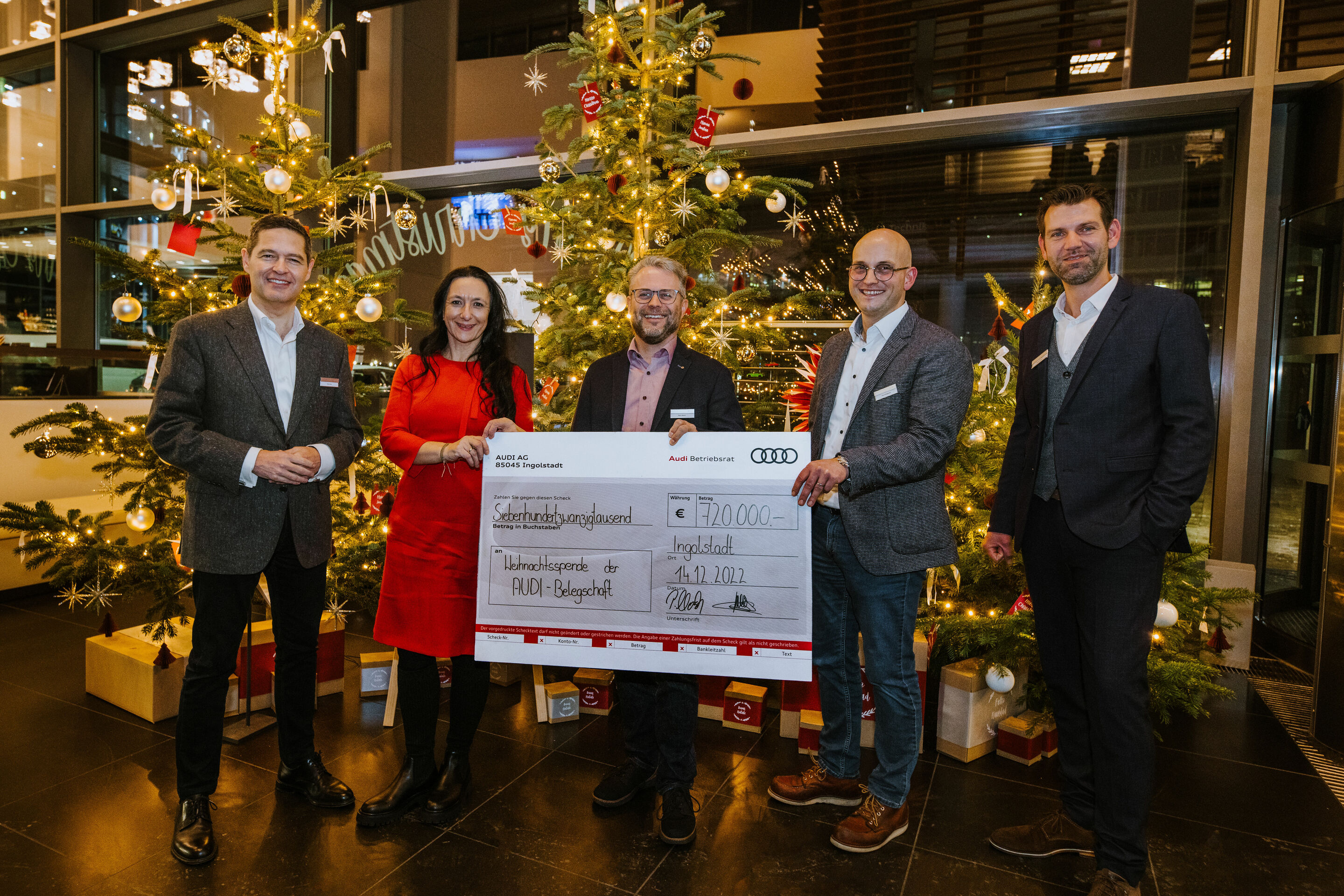 Weihnachtsspende: Audi Belegschaft spendet 720.000 Euro - v.l.n.r: Xavier Ros (Personalvorstand und Arbeitsdirektor AUDI AG), Rita Beck (Stv. Betriebsratsvorsitzende Ingolstadt), Peter Mosch (Gesamtbetriebsratsvorsitzender AUDI AG), Jörg Schlagbauer (Stv....