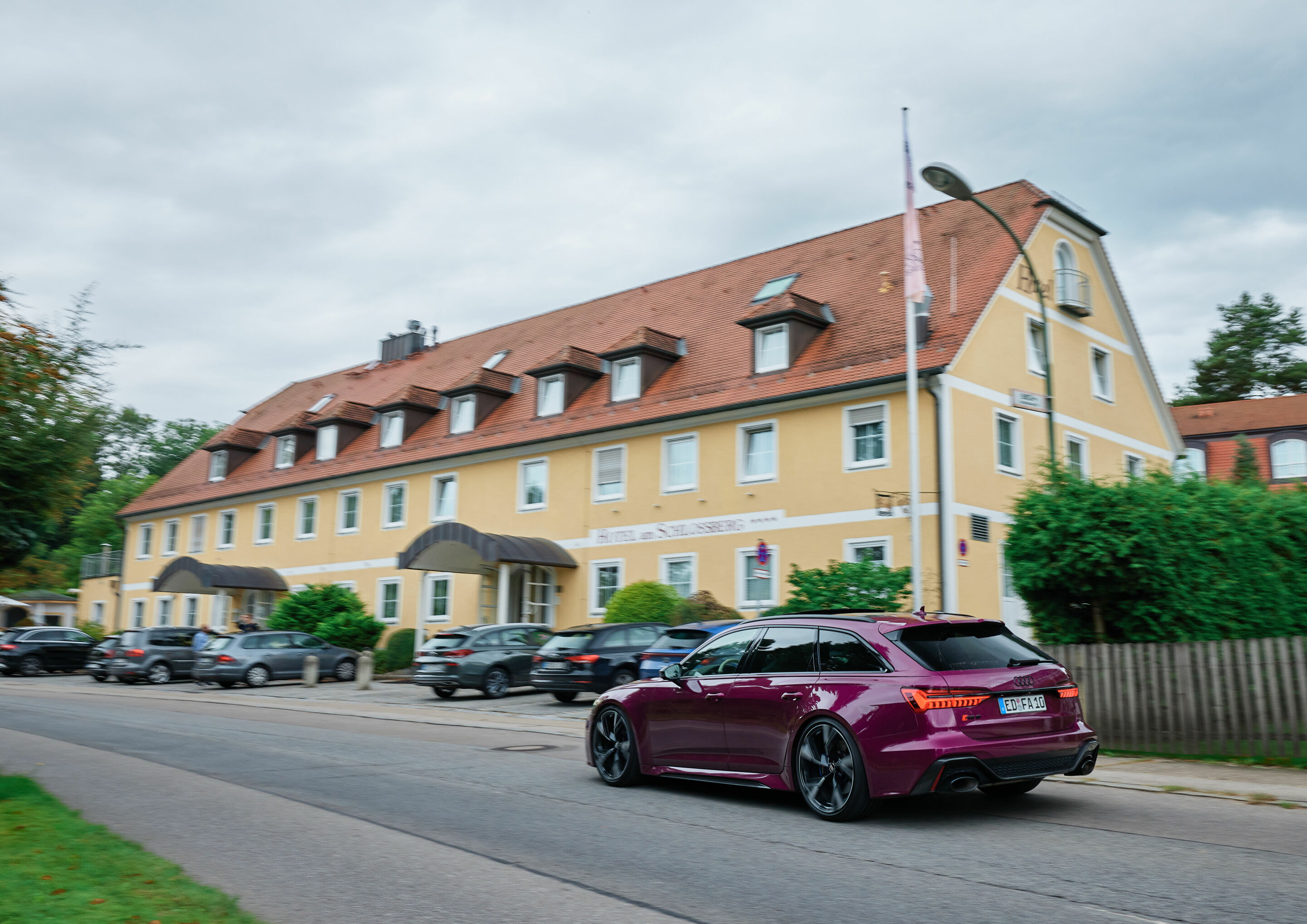 20 years of the Audi RS 6: “All I need is my RS 6!” - In Erding, not far from Munich, Andreas Fehlberger runs the Hotel am Schlossberg. He also uses his RS 6 Avant to do bulk shopping for the hotel’s kitchen.