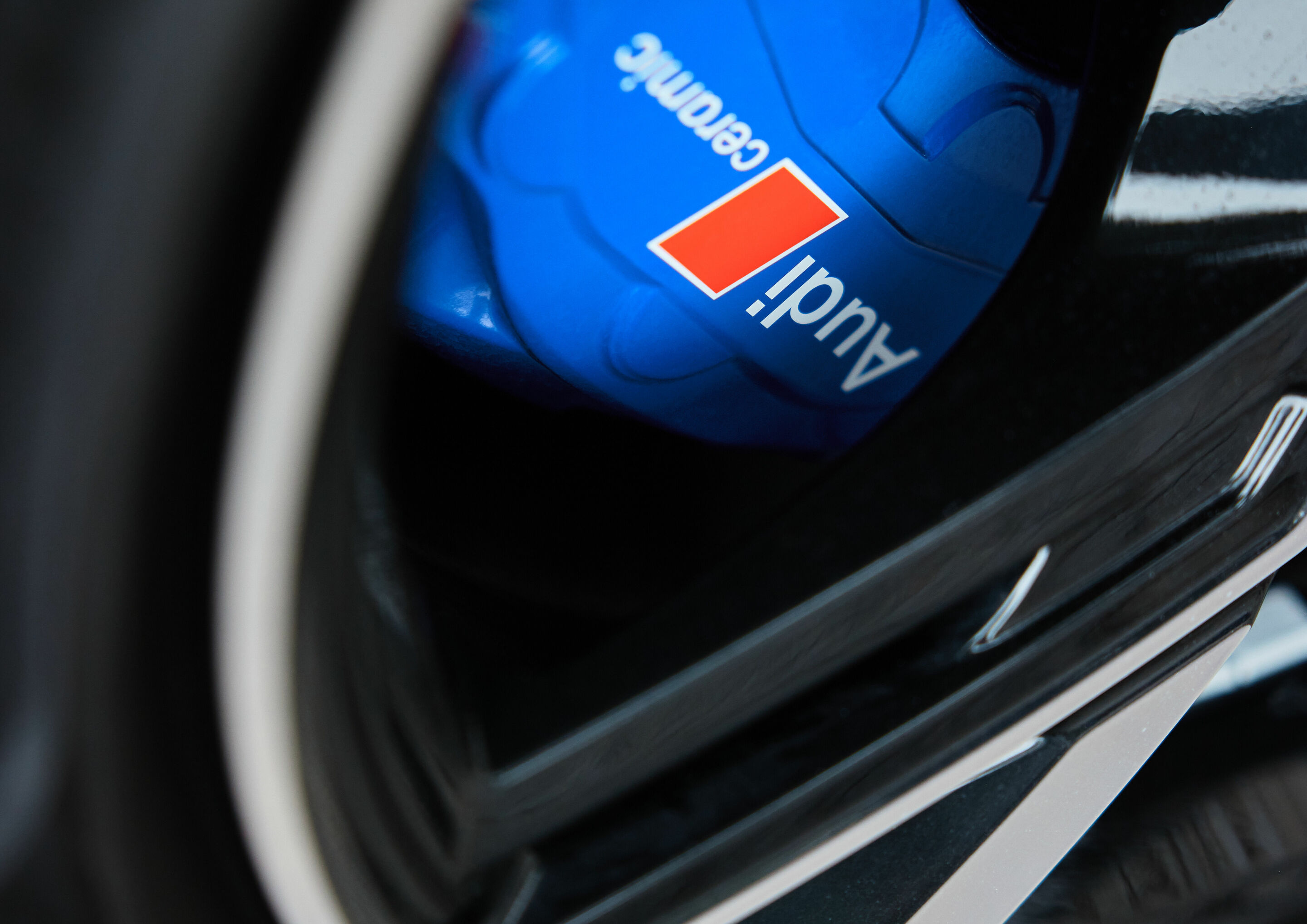 20 Jahre Audi RS 6: „Mehr als meinen RS 6 brauche ich nicht!“ - Für einen passenden Kontrast zu Beere Perleffekt sorgt die RS-Keramikbremsanlage mit Bremssätteln in Blau.