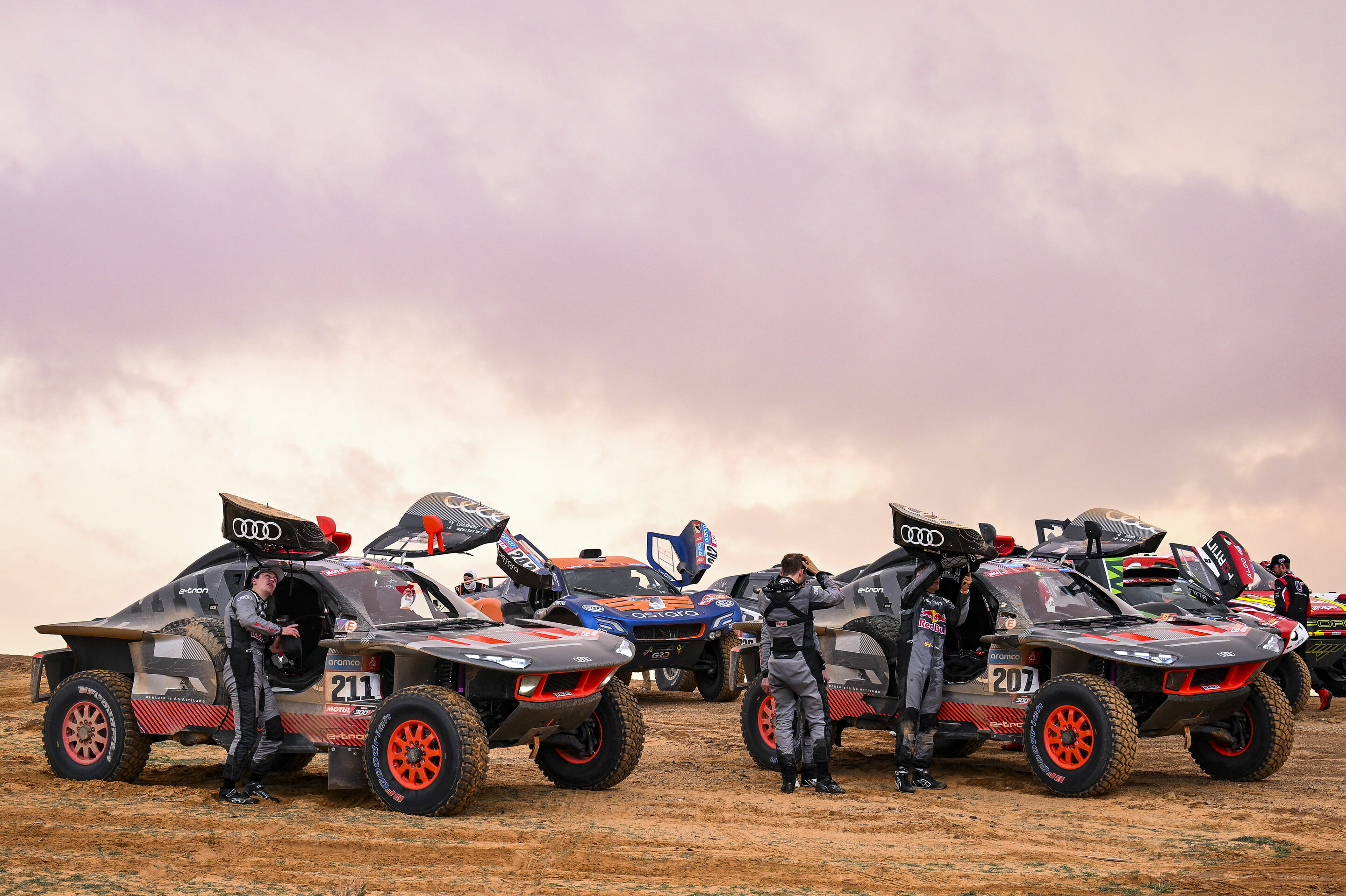 Rallye Dakar 2023 - Audi RS Q e-tron #211 (Team Audi Sport), Mattias Ekström/Emil Bergkvist; Audi RS Q e-tron #207 (Team Audi Sport), Carlos Sainz/Lucas Cruz