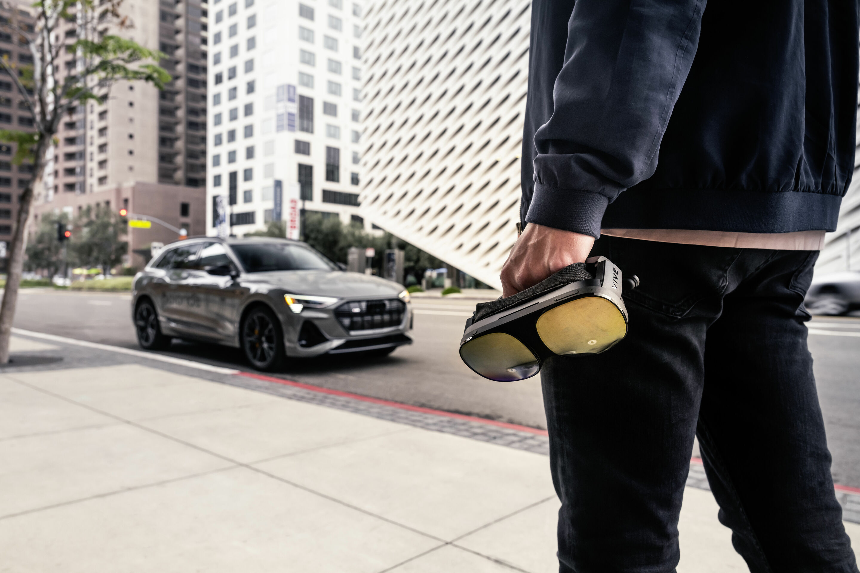 Audi auf der CES 2023: Testfahrten mit holoride - Audi auf der CES 2023: Testfahrten mit holoride

Die Nutzung der Virtual-Reality-Brille während der Fahrt: Ausschließlich für die Fahrgäste der zweiten Sitzreihe, auf den seitlichen Sitzpositionen zugelassen....