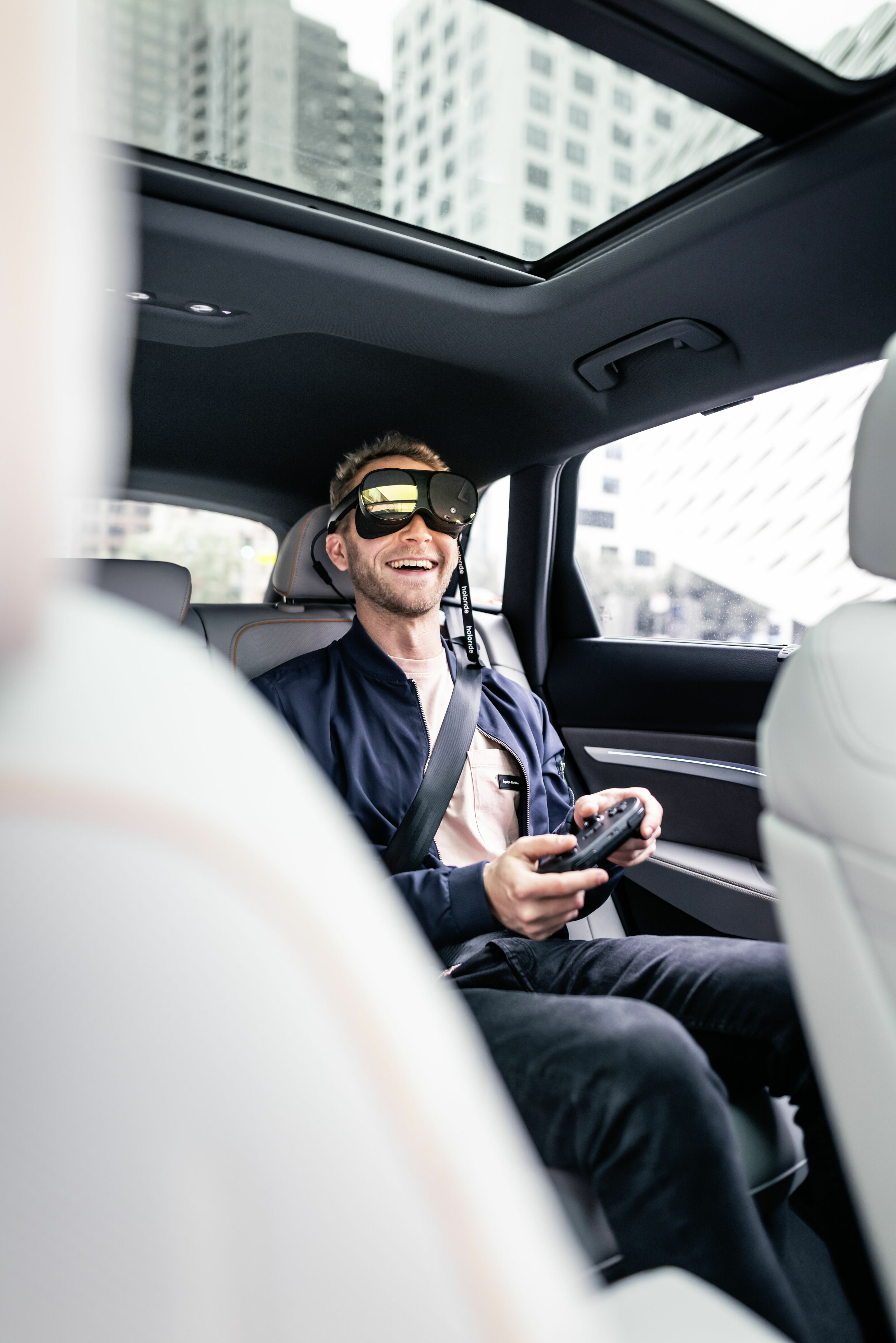 Audi auf der CES 2023: Testfahrten mit holoride - Audi auf der CES 2023: Testfahrten mit holoride
Die Nutzung der Virtual-Reality-Brille während der Fahrt: Ausschließlich für die Fahrgäste der zweiten Sitzreihe, auf den seitlichen Sitzpositionen zugelassen....
