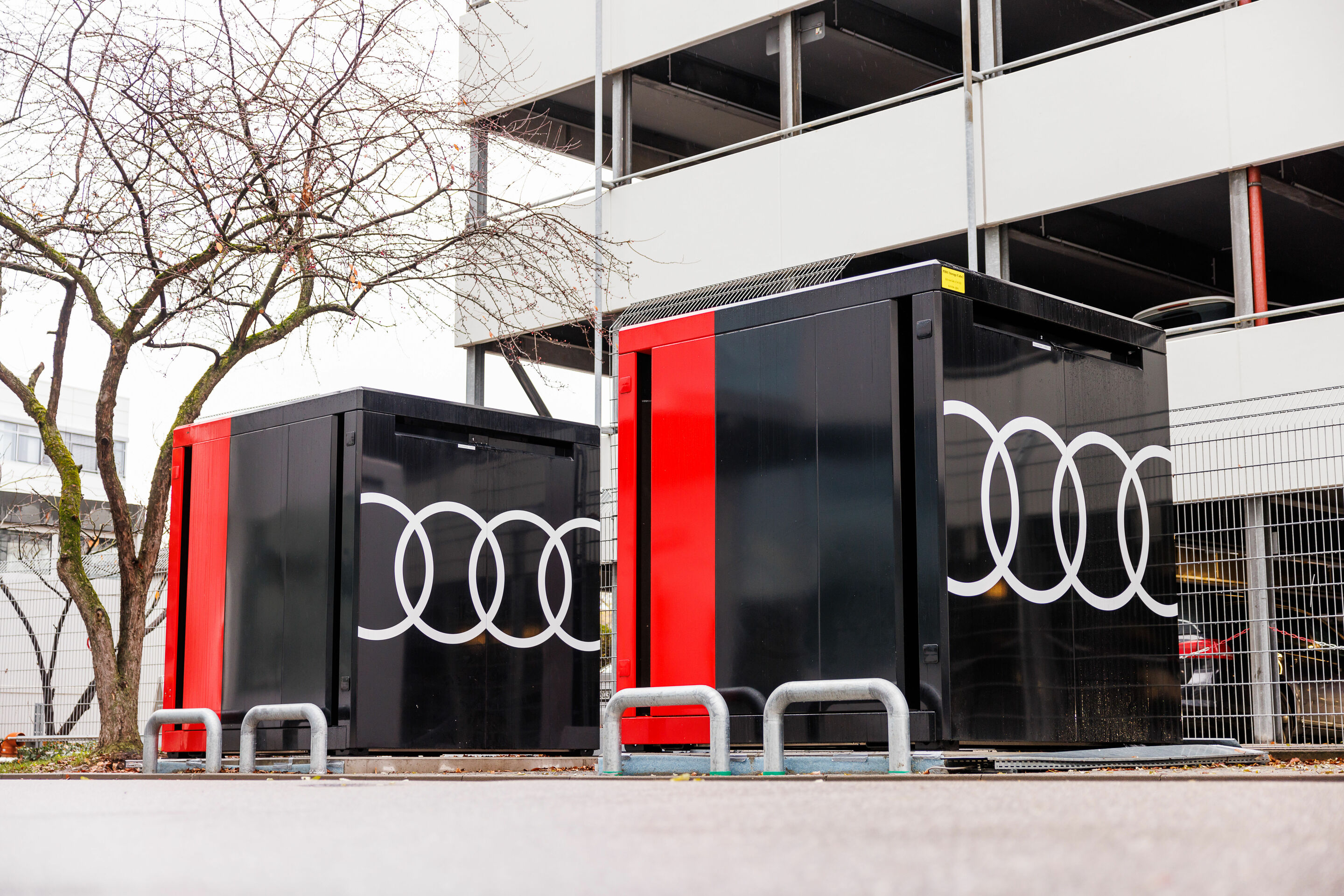Audi Neckarsulm baut Ladeinfrastruktur mithilfe von Second-Life-Batterien aus - Zwei der drei Pufferspeicher am Standort Neckarsulm. Die Lade-Cubes speisen 72 neue Ladepunkte.