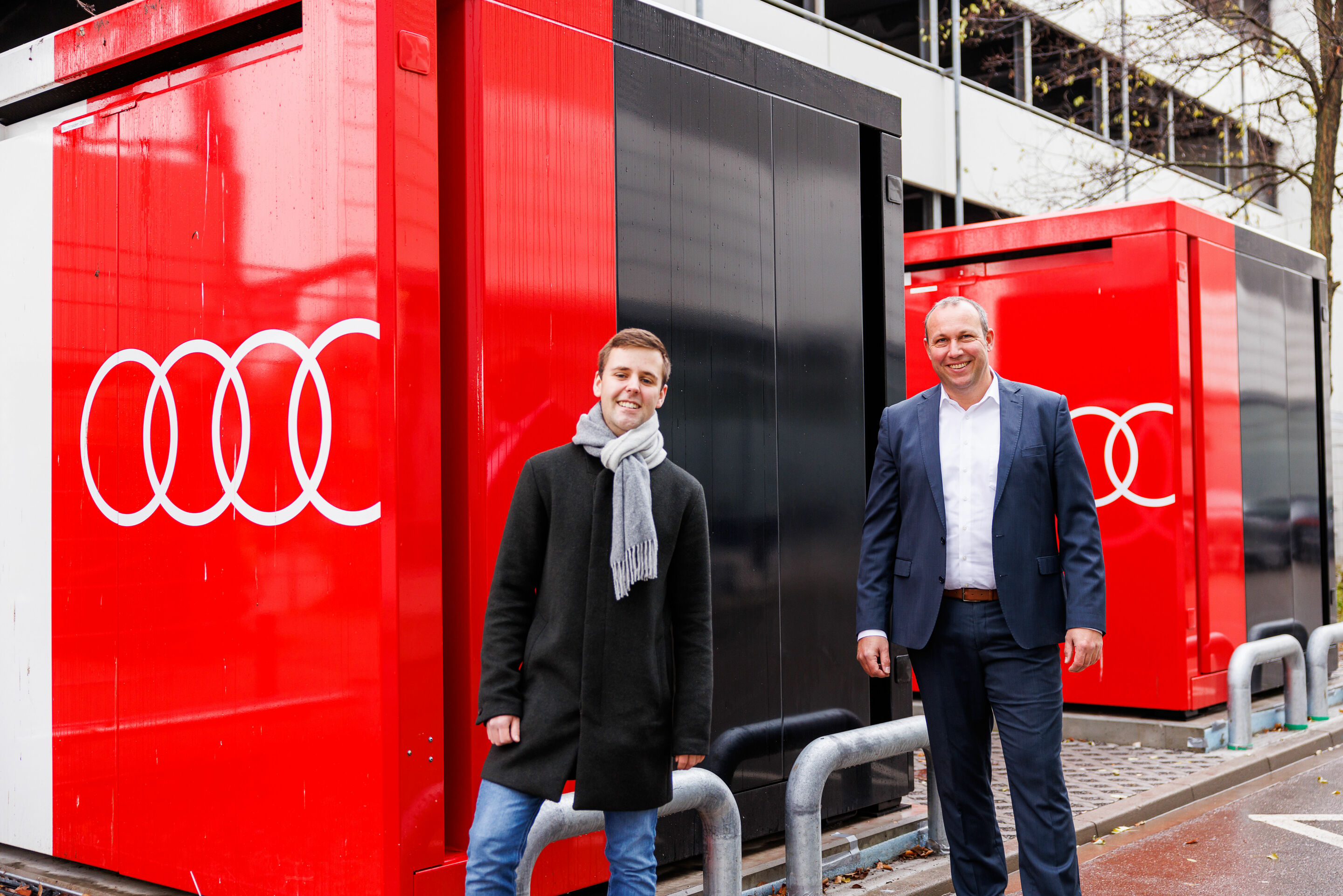 Audi Neckarsulm baut Ladeinfrastruktur mithilfe von Second-Life-Batterien aus - Alexander Jakob (r.), Leiter der Werkstrukturplanung Neckarsulm, und Jannik Mastall, Projektverantwortlicher für den Ausbau der Ladeinfrastruktur am Standort vor den neuen...