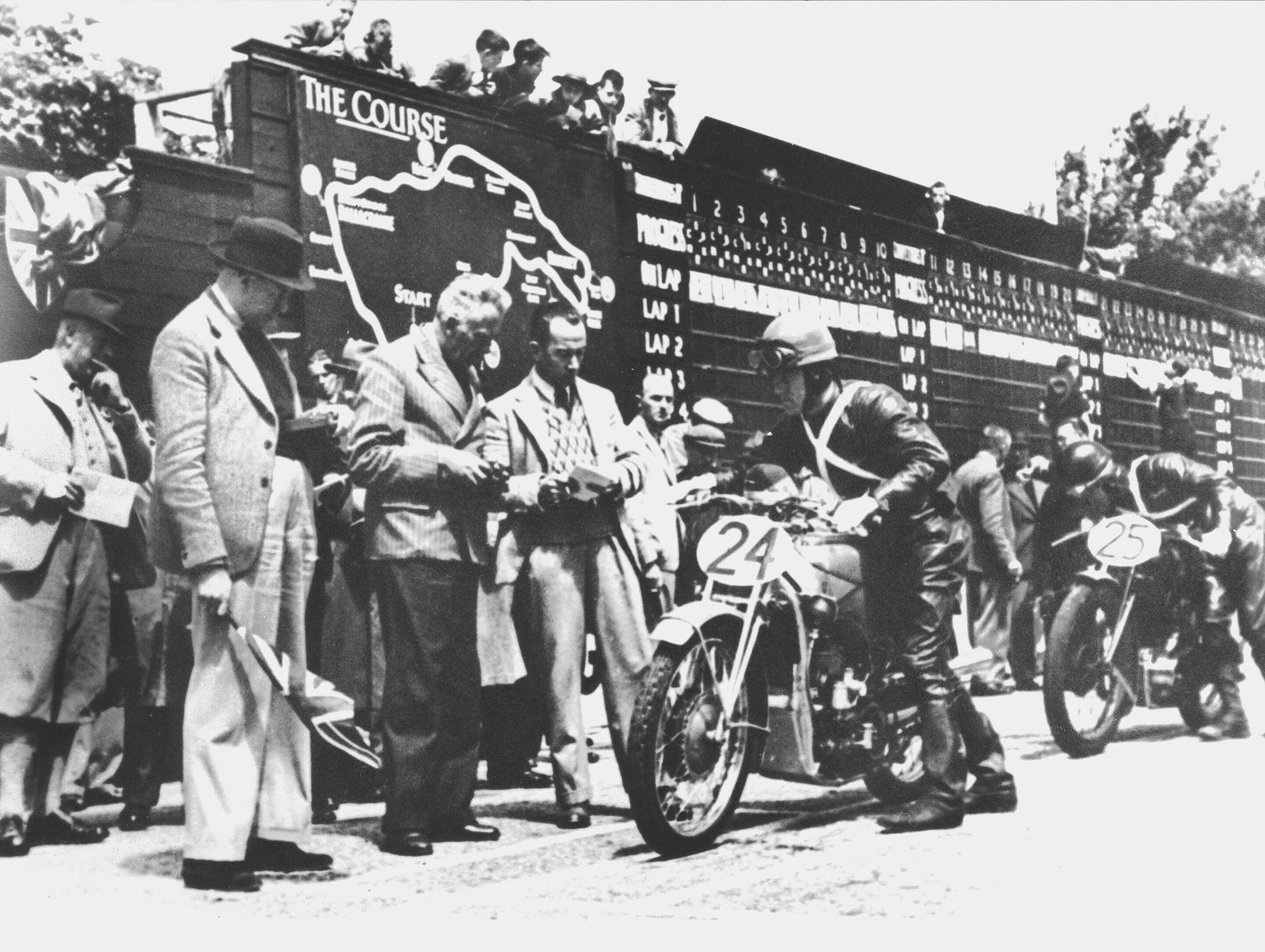 Mit Audi Tradition international unterwegs - Ewald Kluge vor dem Start zum größten Rennen seines Lebens: 1938 gewann der DKW-Pilot als erster Deutscher die Tourist Trophy auf der Isle of Man.