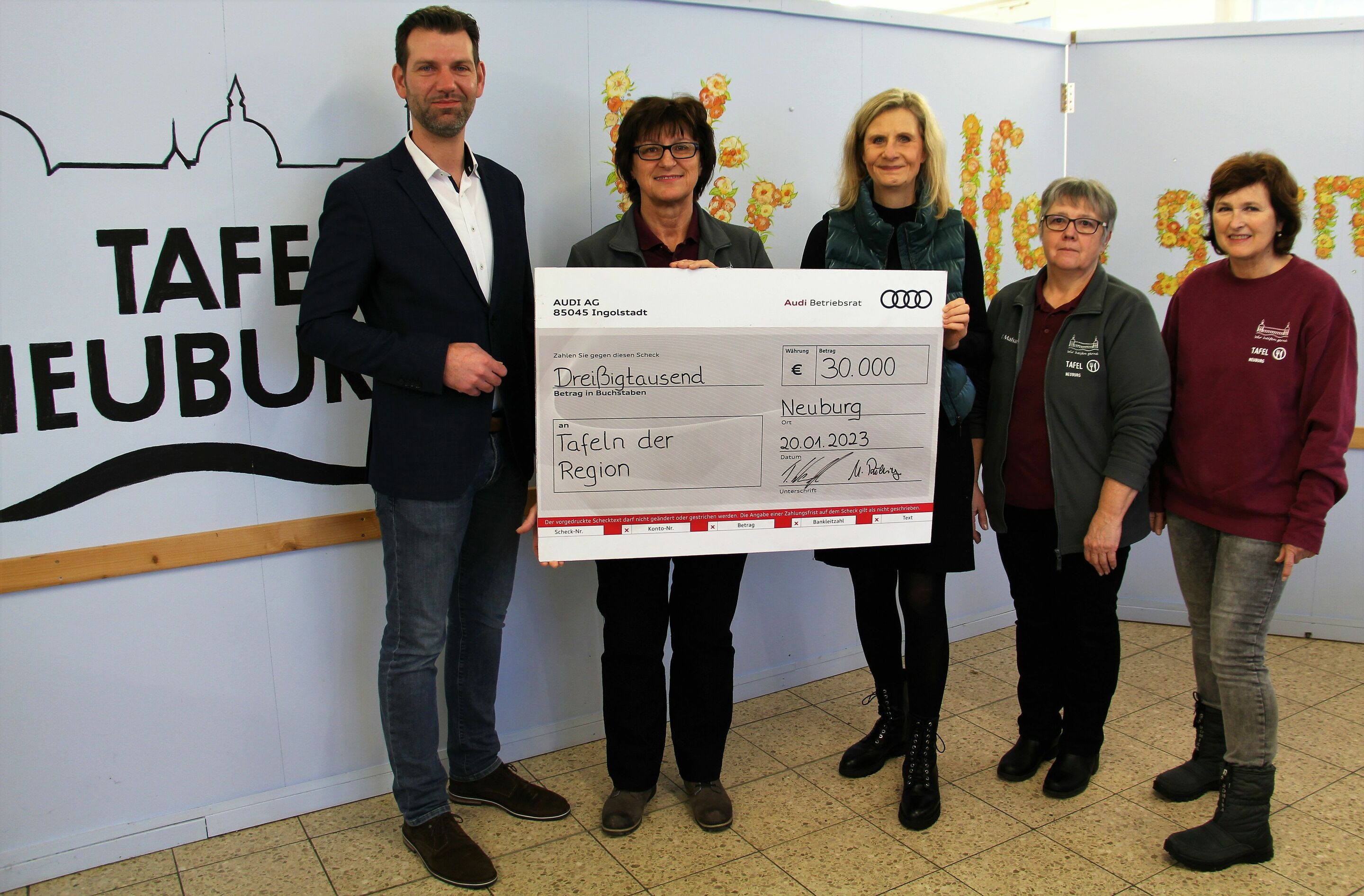 Audi Belegschaft und Unternehmen spenden 30.000 Euro für Tafeln in der Region - Bei der feierlichen Übergabe des Spendenschecks an die Neuburger Tafel waren Vertreter_innen des Betriebsrats und von Corporate Citizenship anwesend (v.l.n.r.): Thomas Wendl...