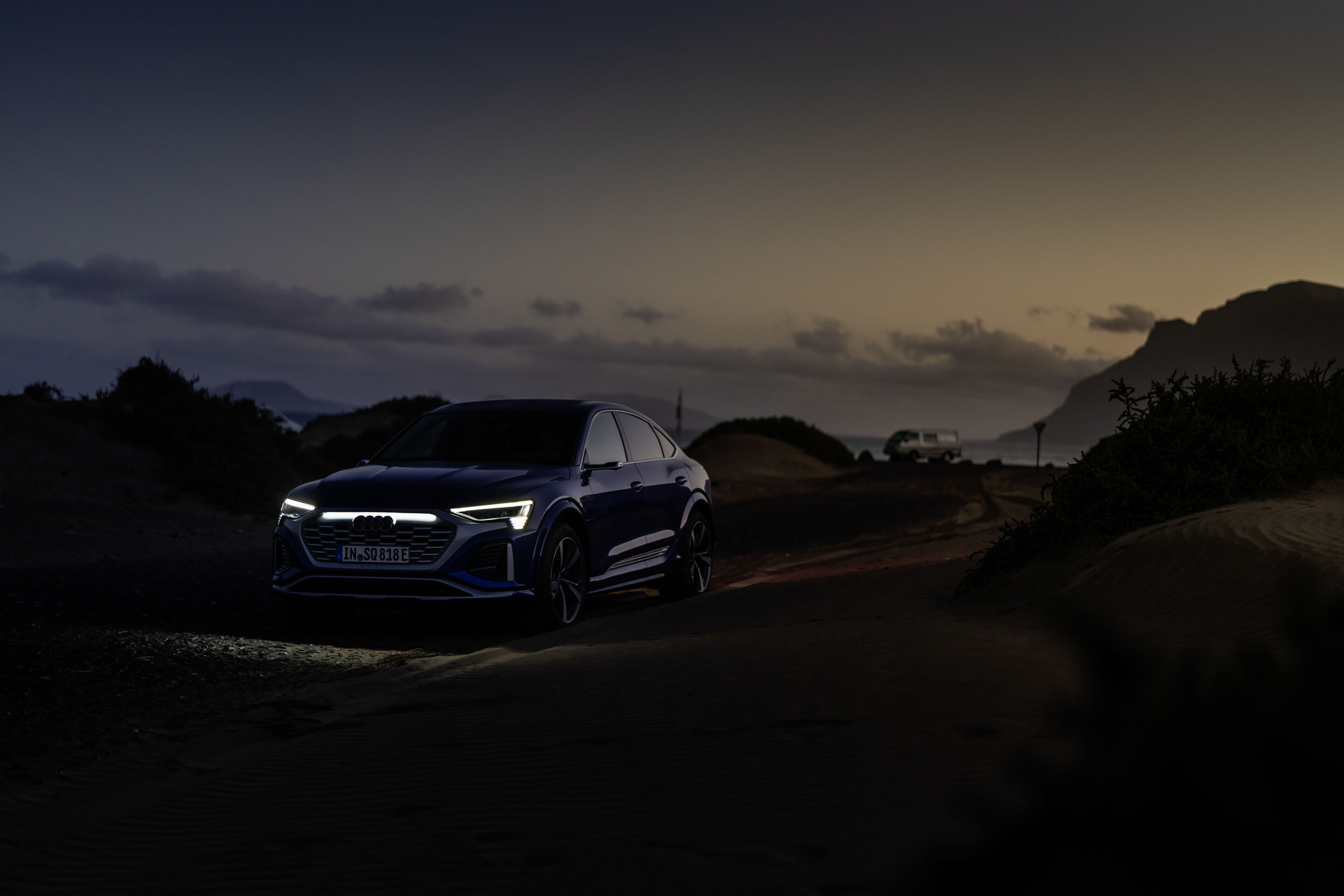 Audi SQ8 Sportback e-tron (bis 2025) - Standaufnahme, Farbe: Ultrablau Metallic.