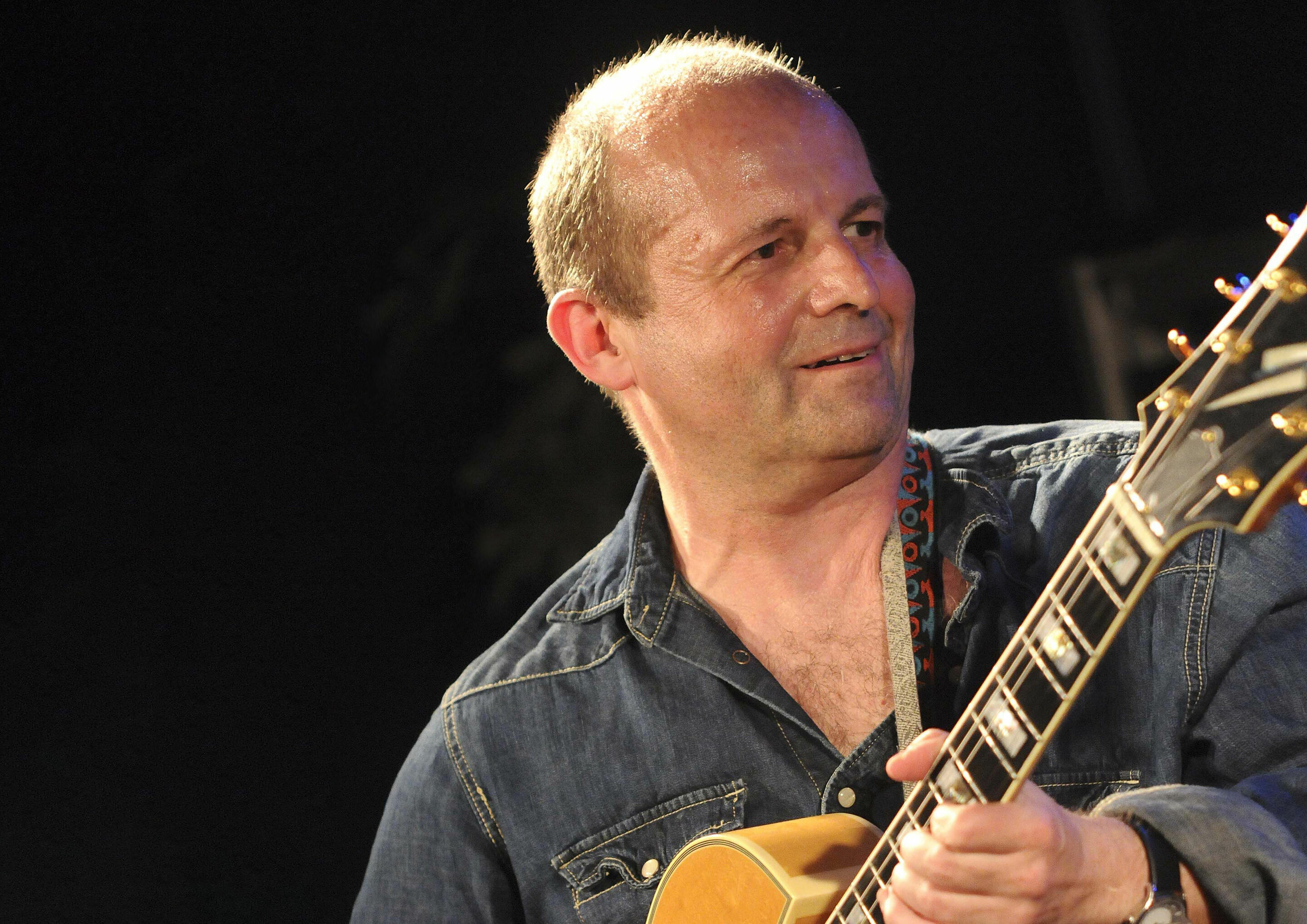 500. Ausgabe der After Work Jazz Lounge - Gitarrist Rudi Trögl spielt im Audi Forum Ingolstadt