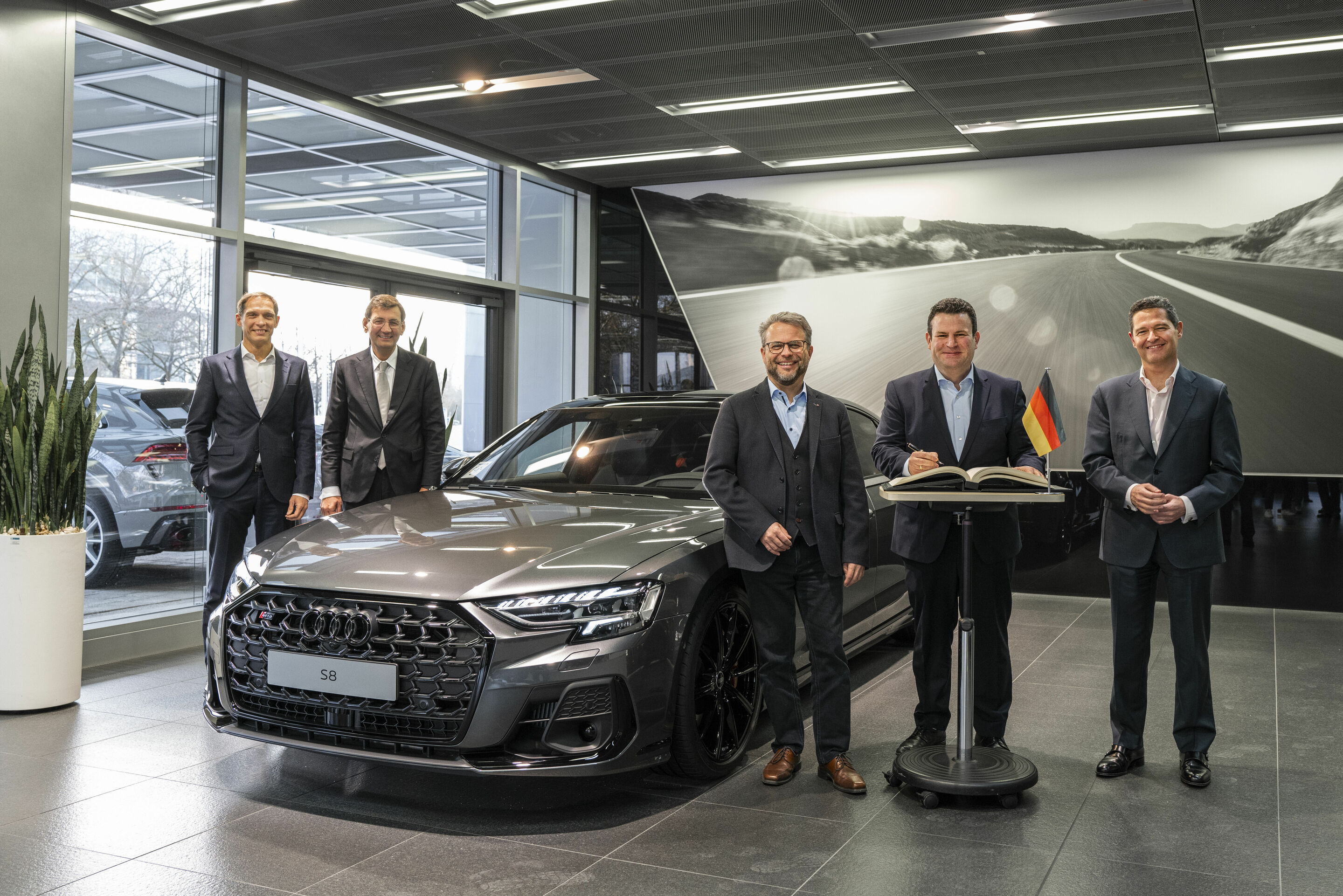 Bundesminister Hubertus Heil zu Gast bei Audi - Hubertus Heil, Bundesminister für Arbeit und Soziales (2. von rechts), hat am 17. Februar 2023 das Audi Werk Ingolstadt besucht. Eintrag ins Goldene Buch mit Produktionsvorstand Gerd Walker, Aufsichtsrat...