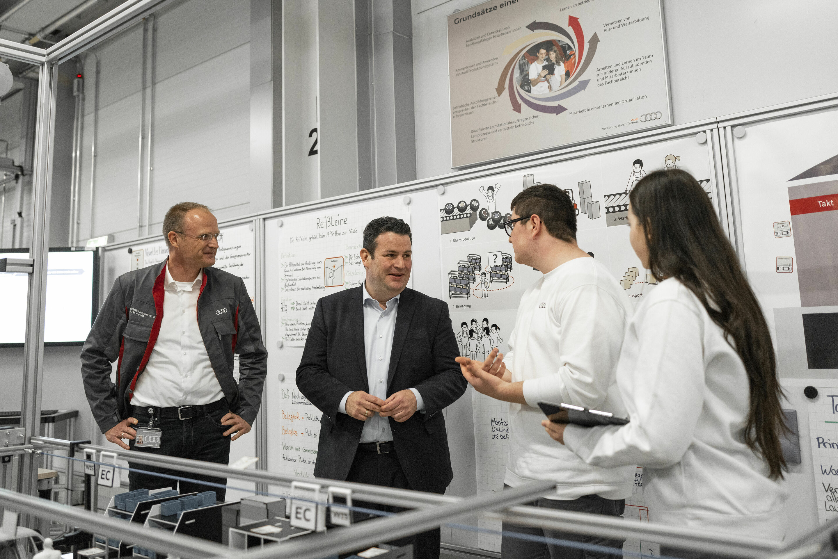Bundesminister Hubertus Heil zu Gast bei Audi - Hubertus Heil, Bundesminister für Arbeit und Soziales (2. von links), hat am 17. Februar 2023 das Audi Werk Ingolstadt besucht und sich bei einem Rundgang durch die Fertigung mit Auszubildenden und Mitarbeitenden...