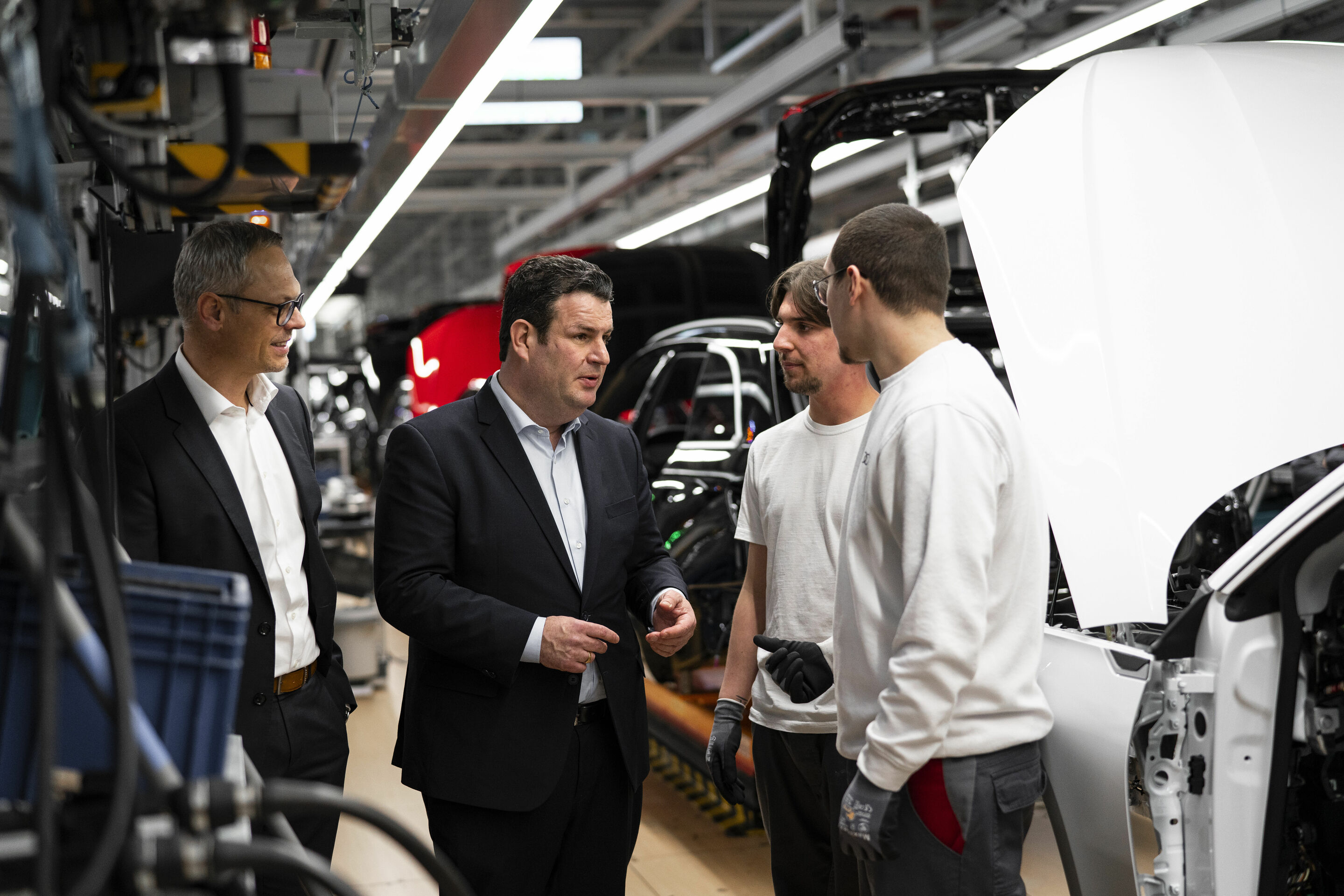 Federal Minister Hubertus Heil visits Audi - Hubertus Heil, Federal Minister for Labour and Social Affairs (second from left) visited the Audi plant in Ingolstadt on February 17, 2023, and had exchanges with apprentices and employees.