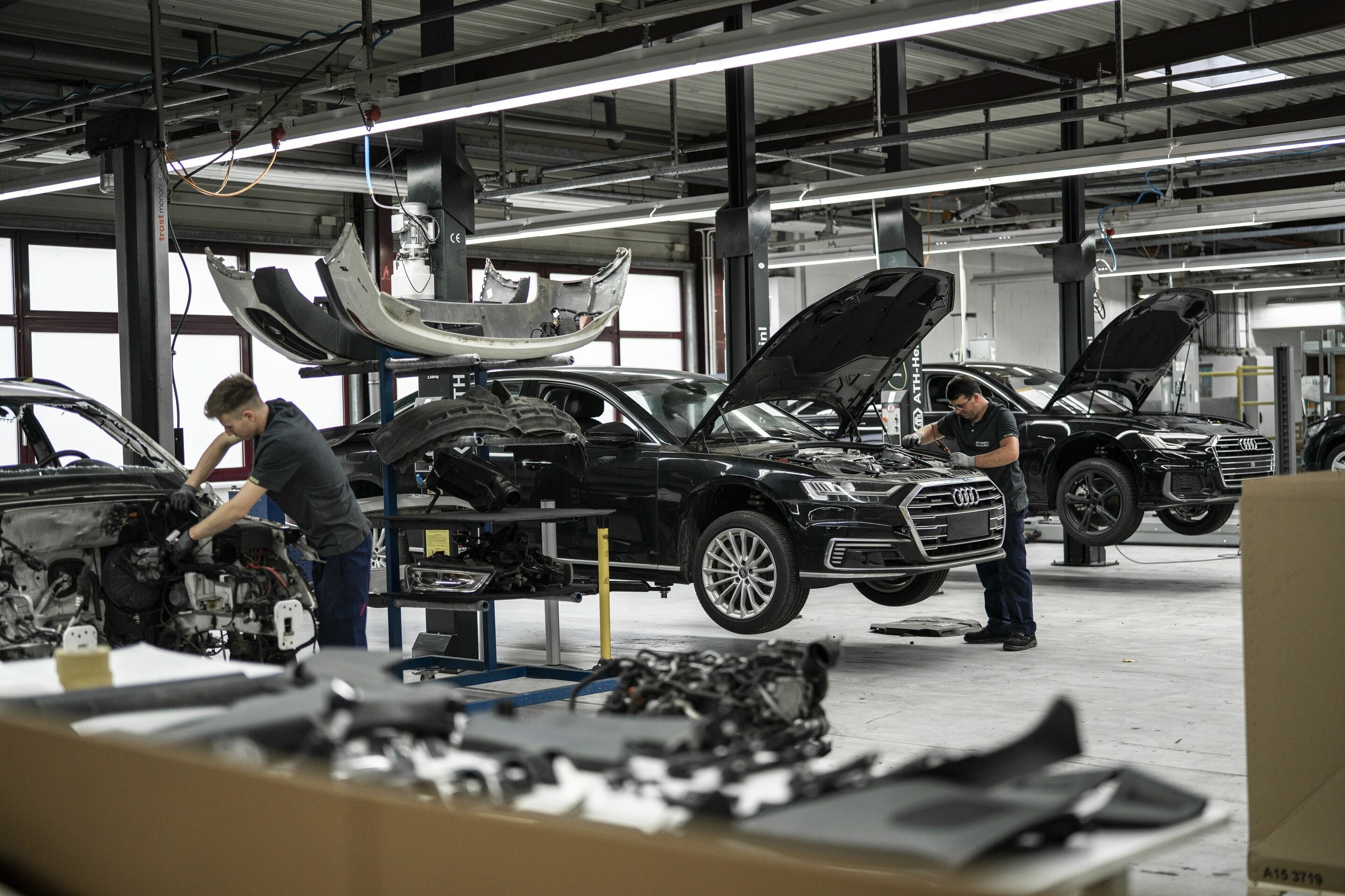 MaterialLoop project tests circular economy potential of end-of-life vehicles - Selectively dismantling individual components yields high-quality secondary materials like larger plastic parts for further recycling.