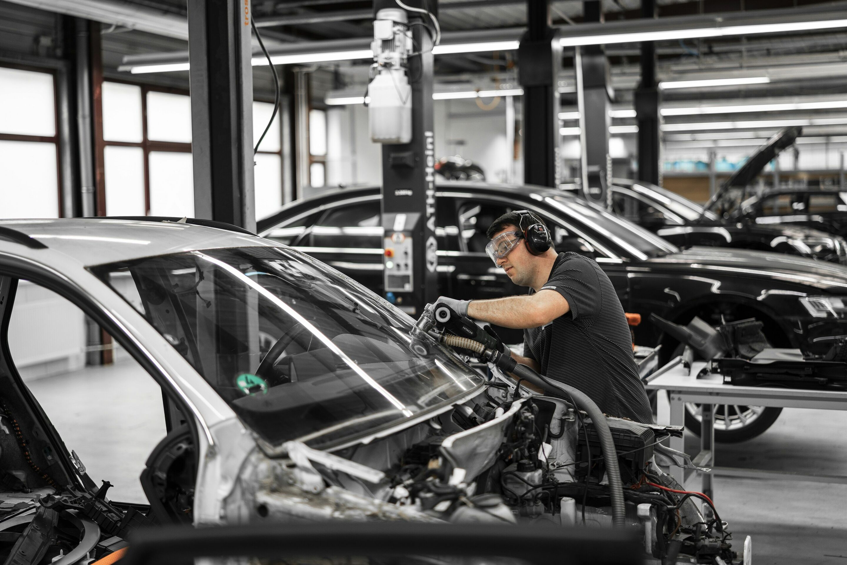 MaterialLoop project tests circular economy potential of end-of-life vehicles - Selectively dismantling individual components yields high-quality secondary materials like windshields for further recycling.