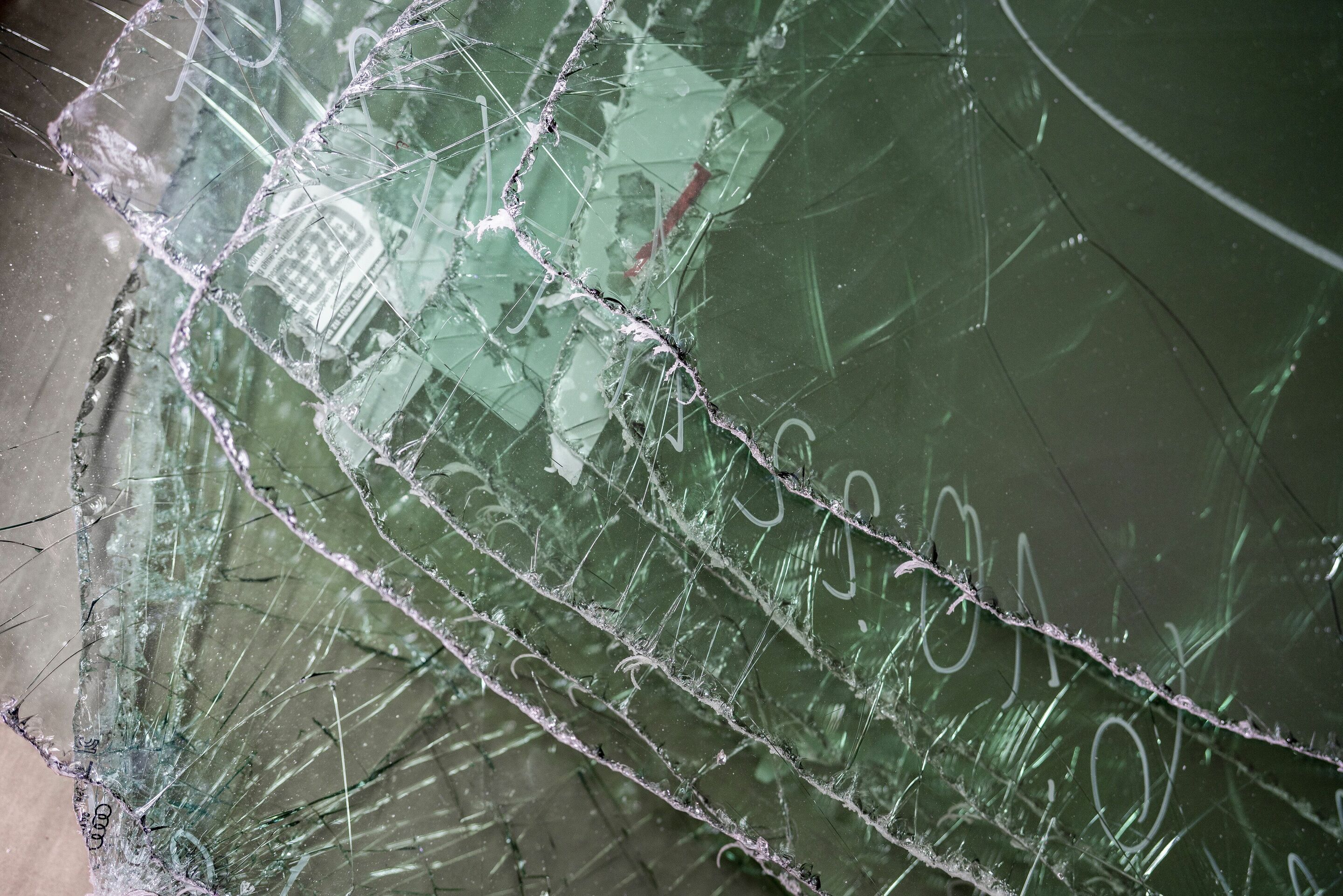 MaterialLoop project tests circular economy potential of end-of-life vehicles - Selectively dismantling individual components yields high-quality secondary materials like windshields for further recycling.