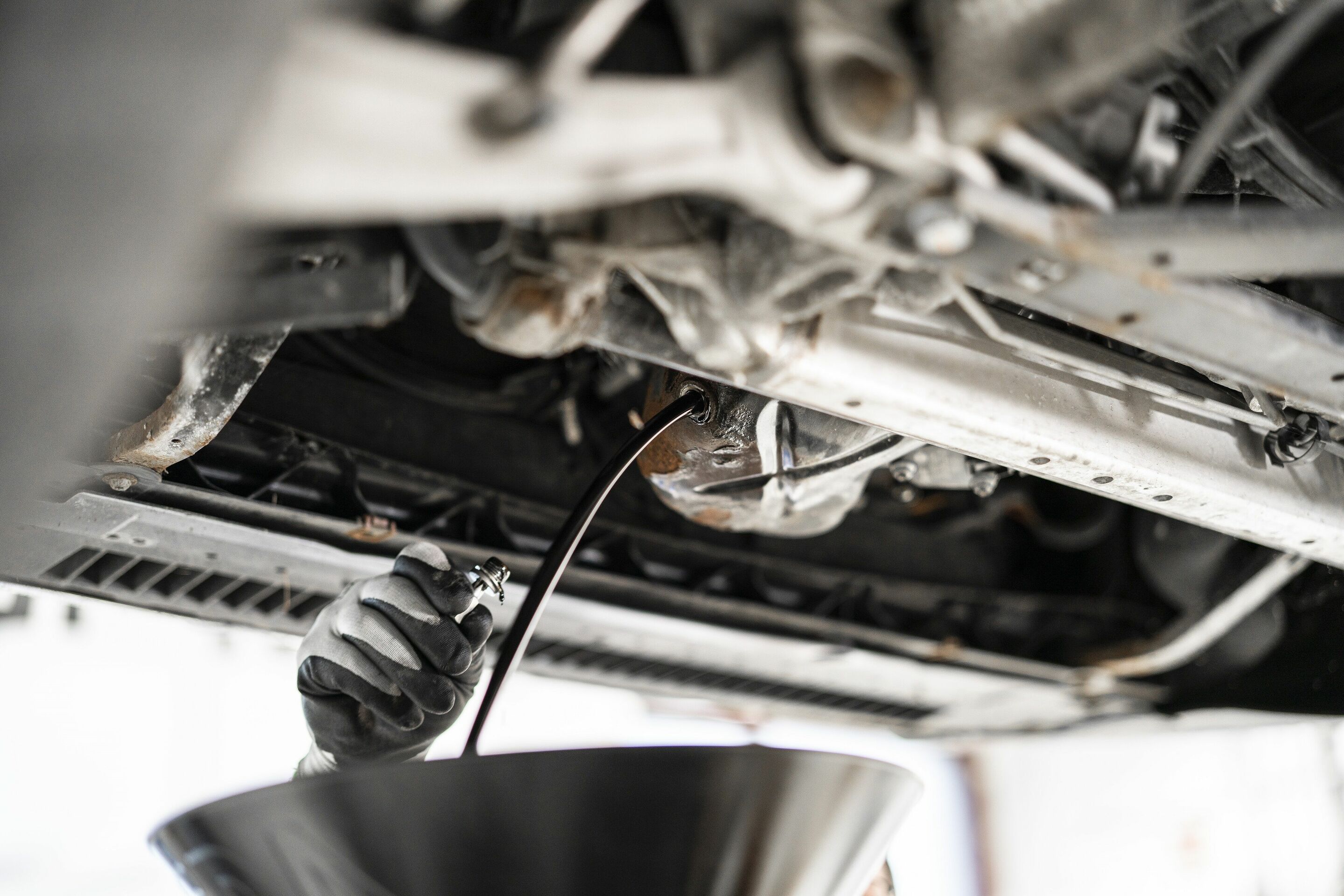 MaterialLoop project tests circular economy potential of end-of-life vehicles - Selectively dismantling individual components yields high-quality secondary materials for further recycling. Seen here: The fuel is drained.