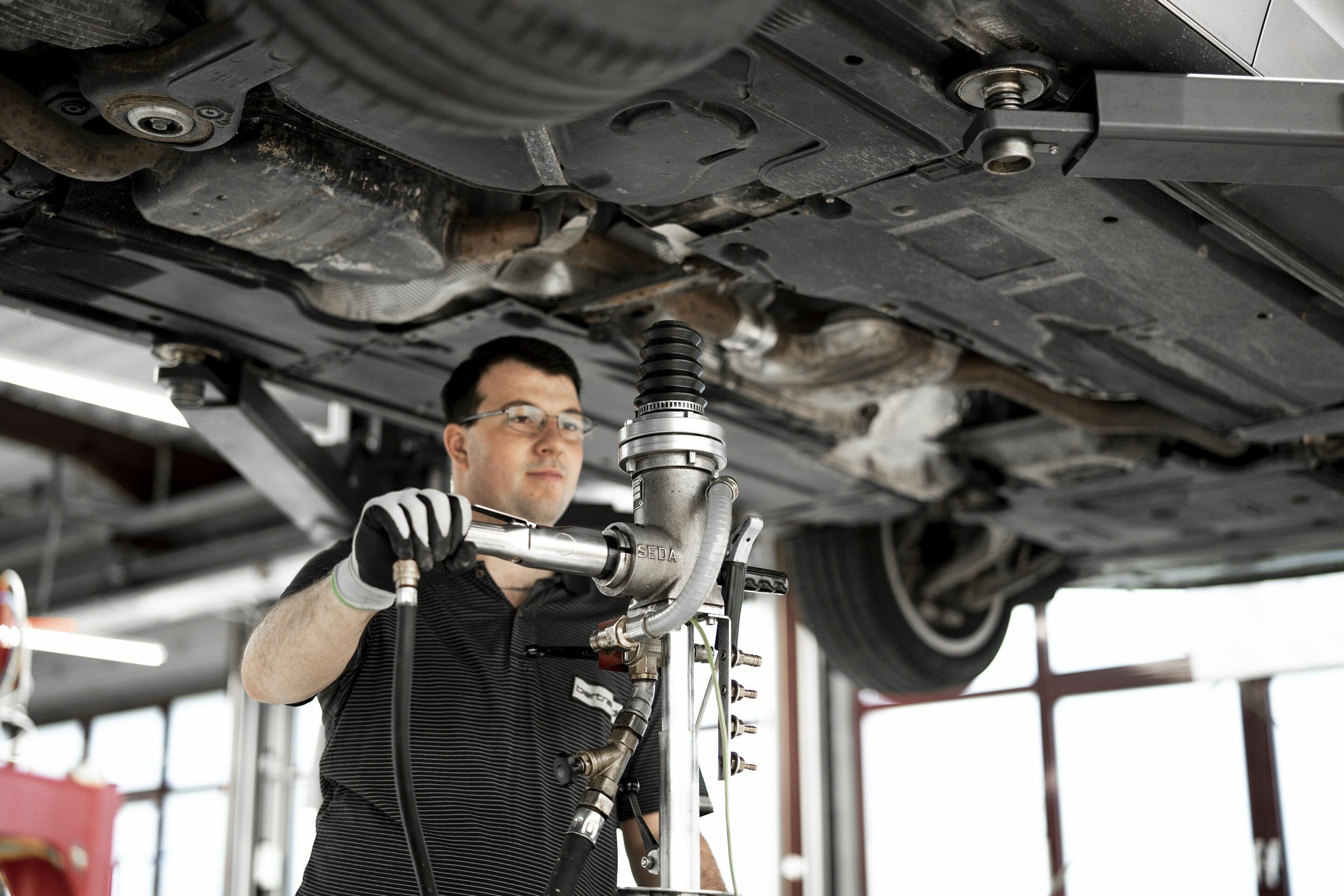 MaterialLoop project tests circular economy potential of end-of-life vehicles - Selectively dismantling individual components yields high-quality secondary materials for further recycling. Seen here: The fuel is drained.