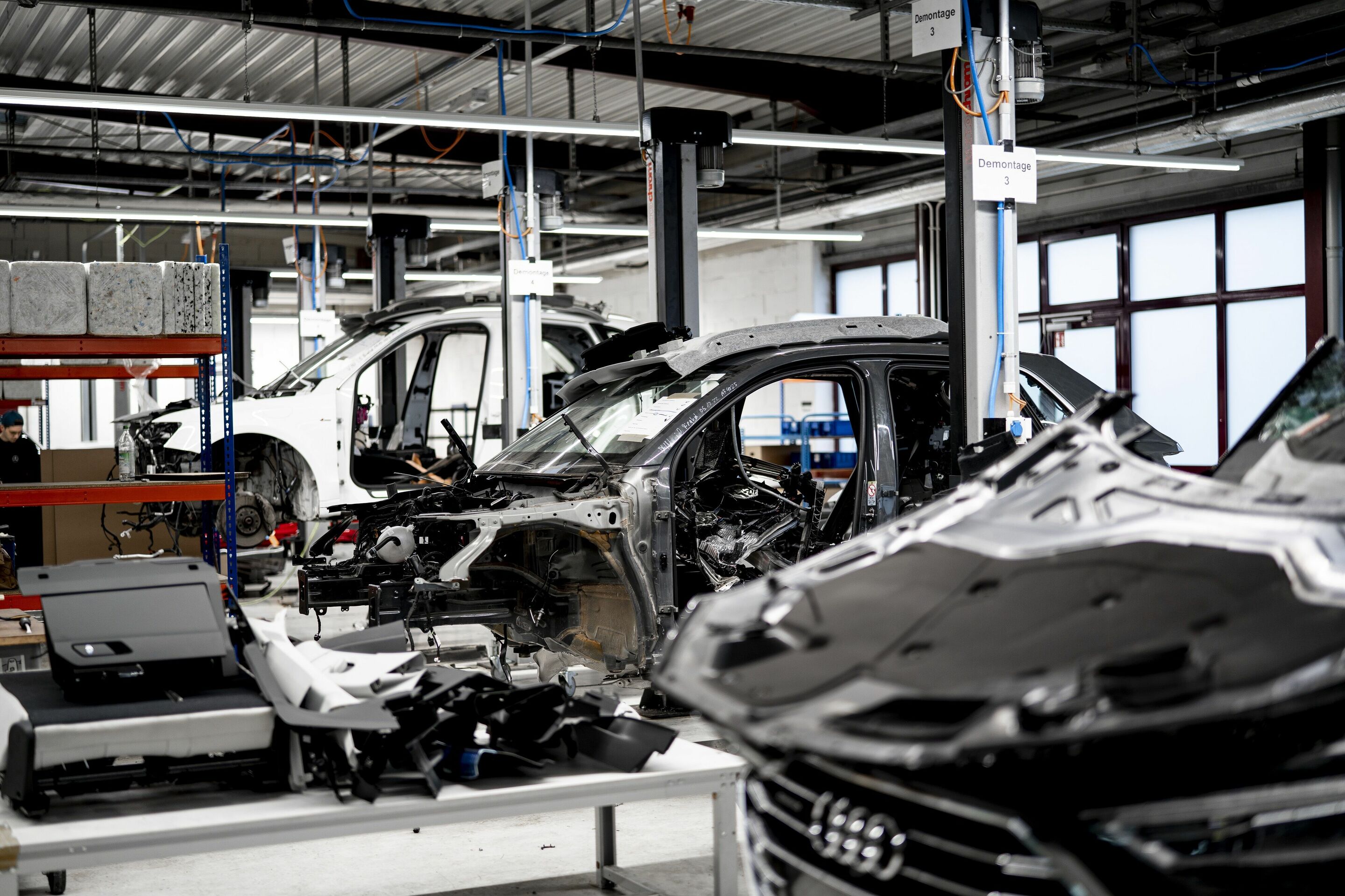 MaterialLoop project tests circular economy potential of end-of-life vehicles - Selectively dismantling individual components yields high-quality secondary materials like larger plastic parts for further recycling.