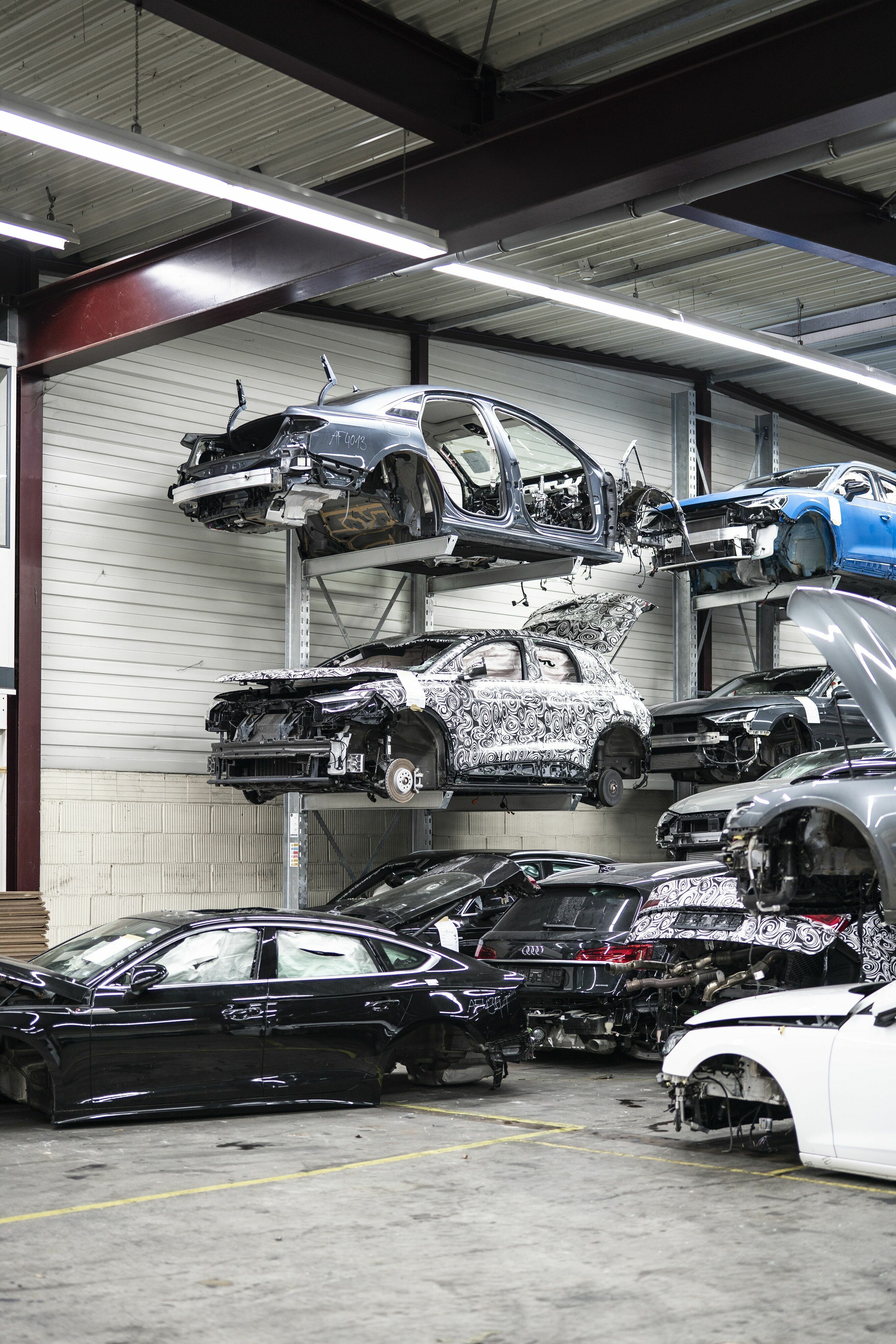 MaterialLoop project tests circular economy potential of end-of-life vehicles - Selectively dismantling individual components yields high-quality secondary materials like larger plastic parts for further recycling.