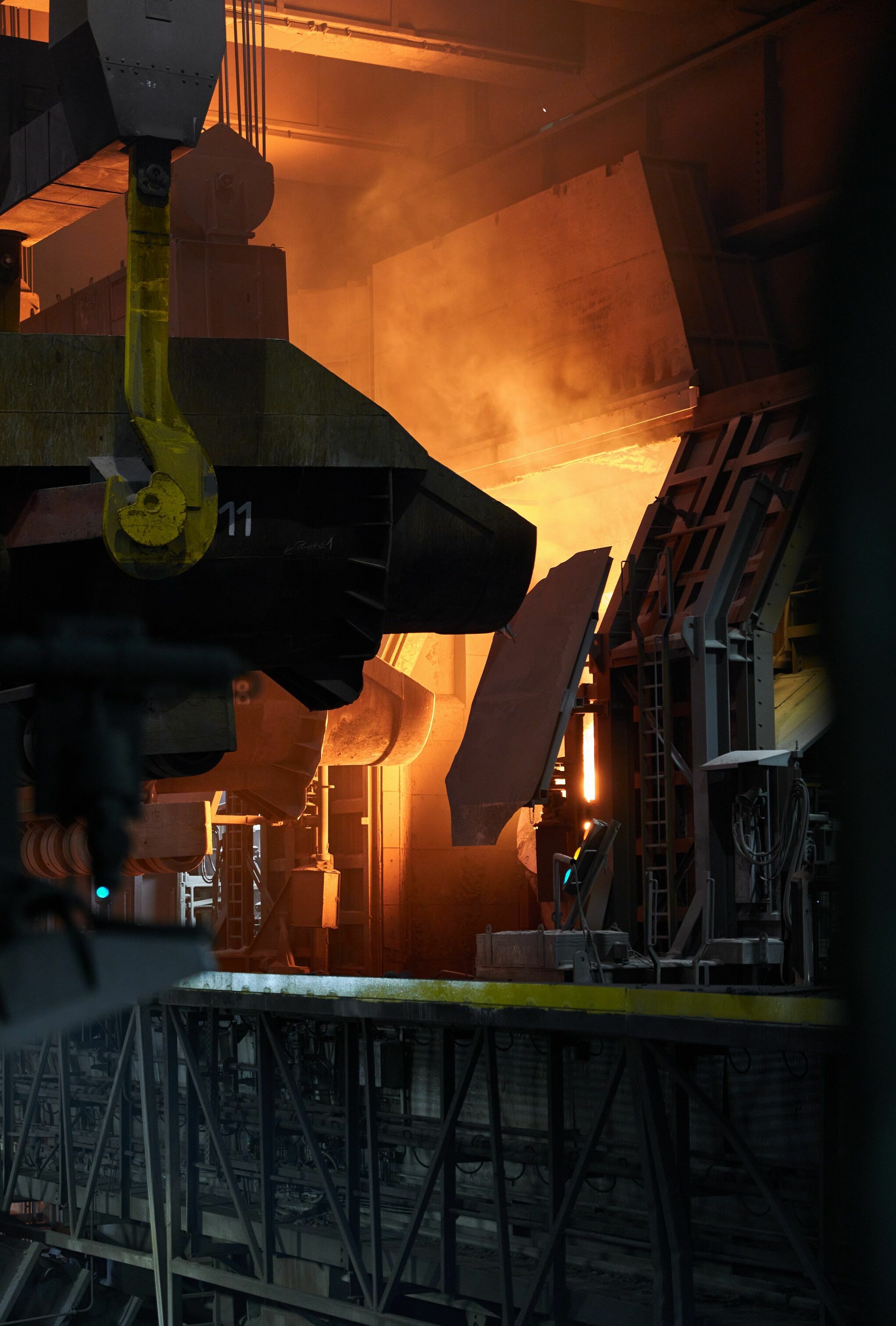 MaterialLoop project tests circular economy potential of end-of-life vehicles - Much of the project’s recycled steel can be used to produce new models. Here the recyclable material is added to the molten crude iron from the blast furnace at a temperature...