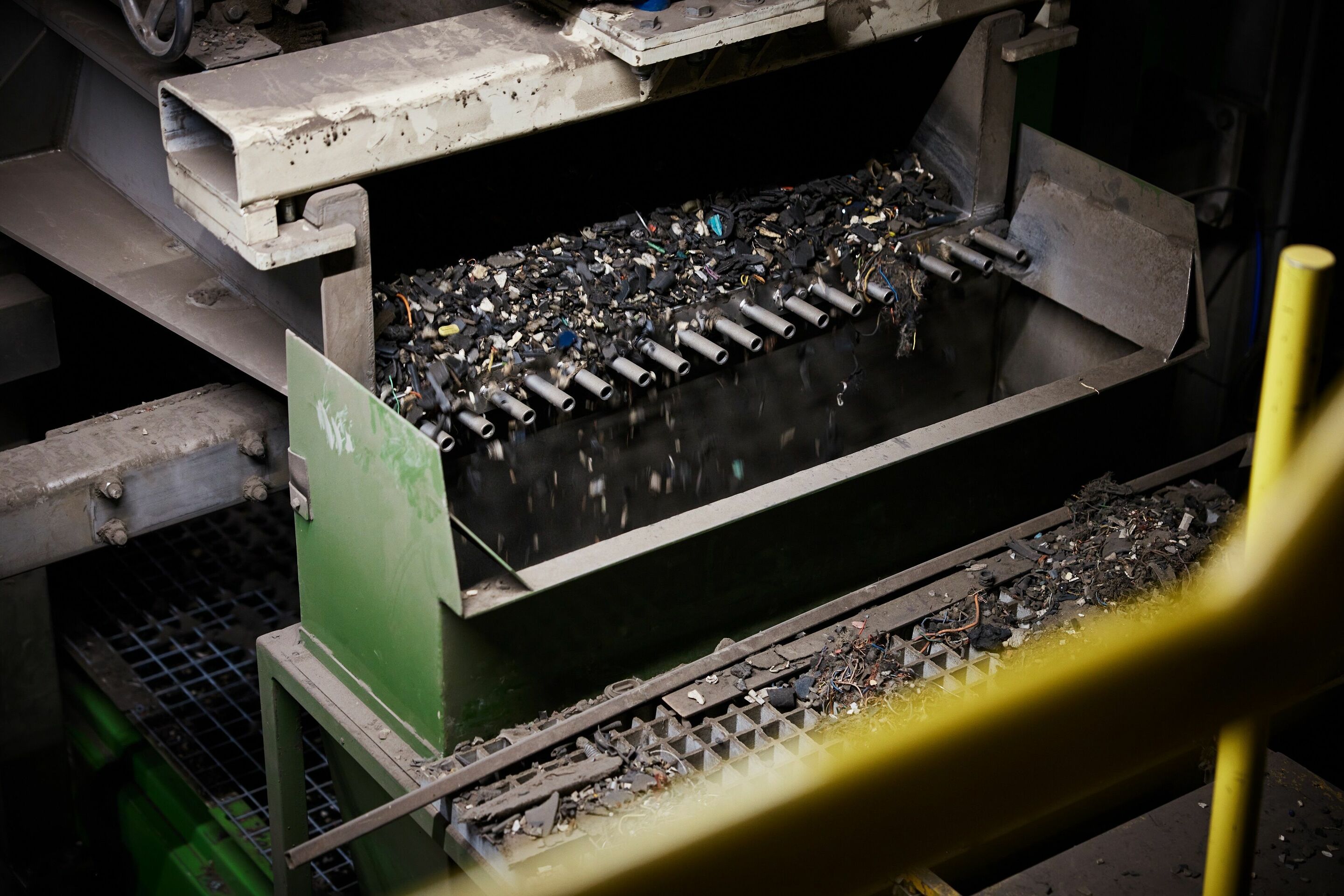 MaterialLoop project tests circular economy potential of end-of-life vehicles - Among other things, Audi is also deeply involved in plastics recycling.  Seen here: Polymer mixture of the SLF and SHF fractions.