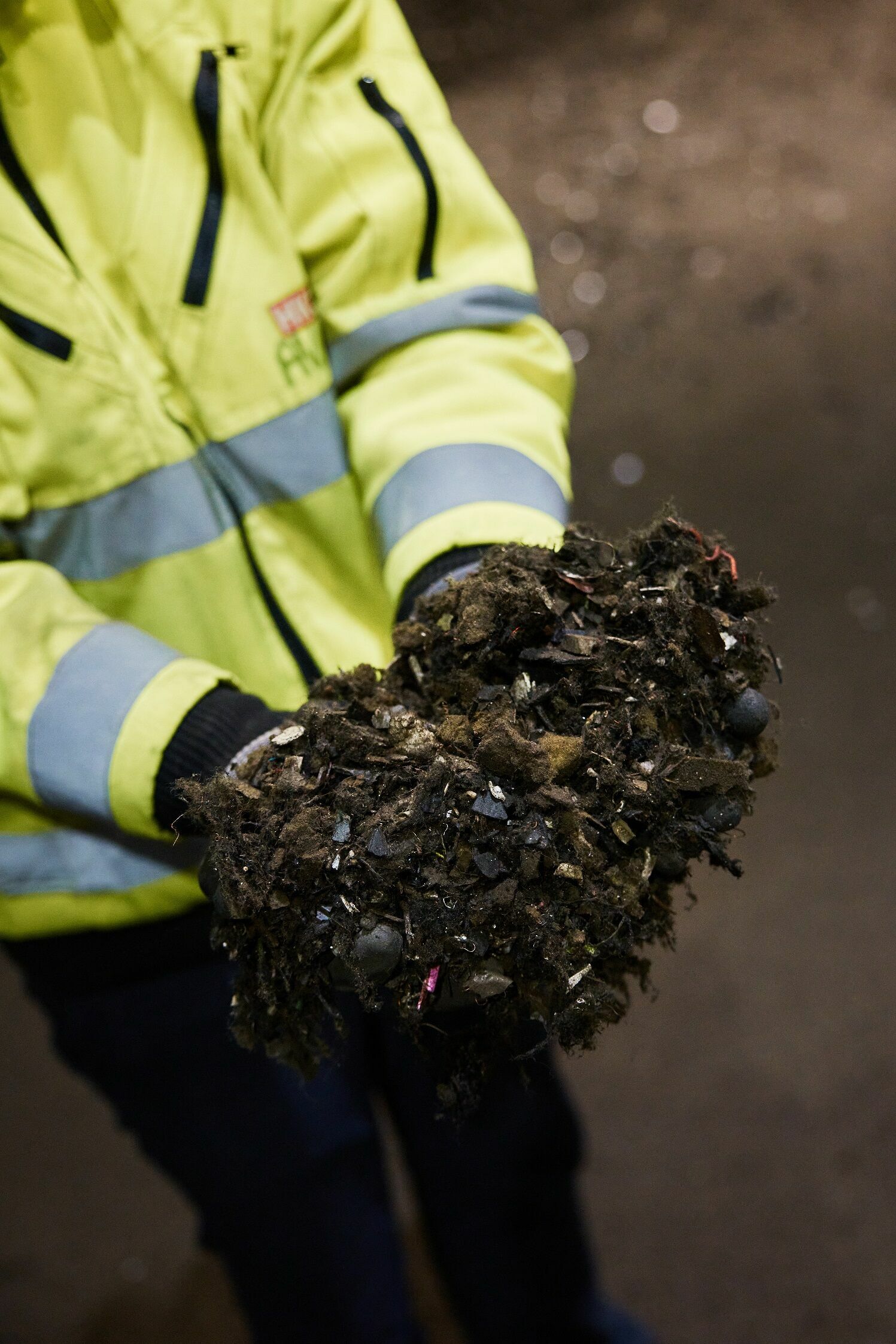 MaterialLoop project tests circular economy potential of end-of-life vehicles - Among other things, Audi is also deeply involved in plastics recycling. Seen here: the shredder light fraction (SLF), i.e. the non-metallic residues left over from shredding...