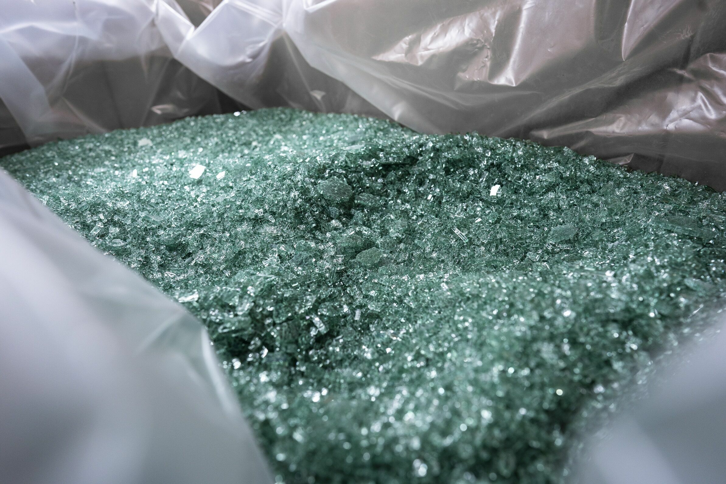MaterialLoop project tests circular economy potential of end-of-life vehicles - Car windows that are beyond repair are first broken into small pieces and then sorted using an innovative recycling process.