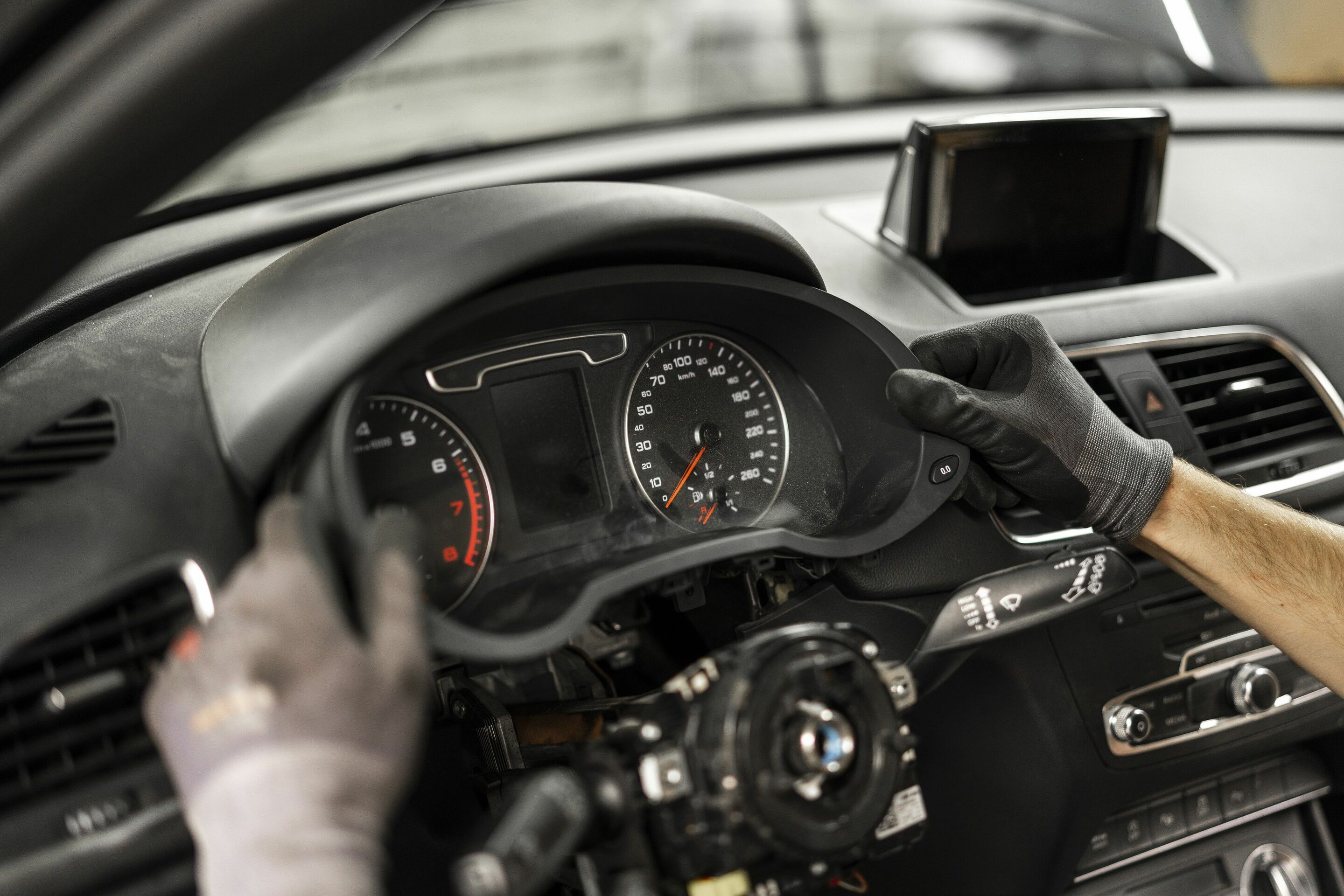 MaterialLoop project tests circular economy potential of end-of-life vehicles - Selectively dismantling individual components yields high-quality secondary materials like larger plastic parts for further recycling.