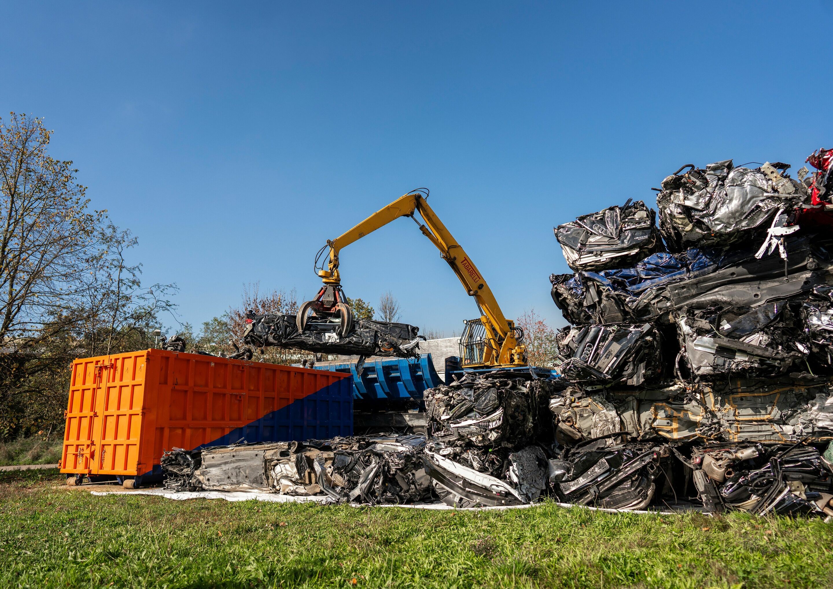 Das Projekt MaterialLoop testet Kreislaufwirtschaftspotenziale von Altfahrzeugen - 100 Fahrzeuge wurden im Oktober 2022 demontiert. Anschließend wurden die verbliebenen Fahrzeugkarossen geschreddert und gemeinsam mit den beteiligten Partnerunternehmen...