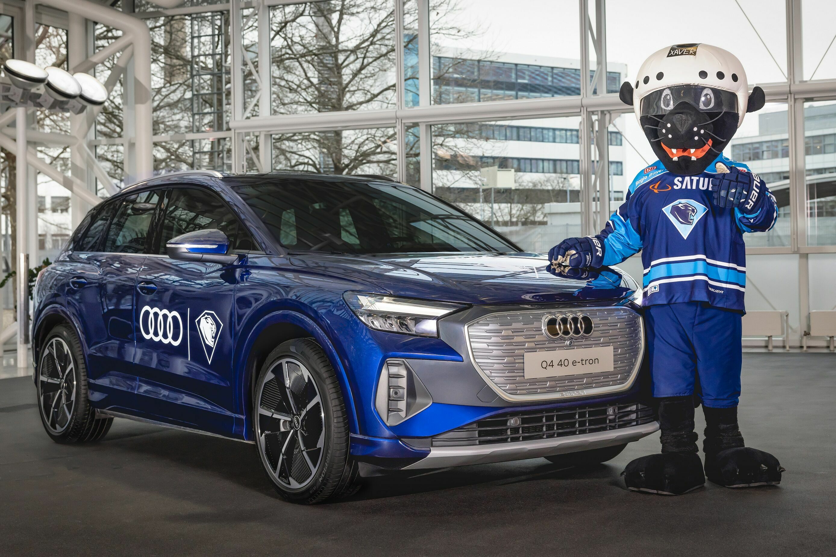 Audi and ERC Ingolstadt again renew partnership for the long term - Strong partnership: AUDI AG and ERC Ingolstadt renewed their partnership for the long term once again – much to the delight of club mascot Xaver.