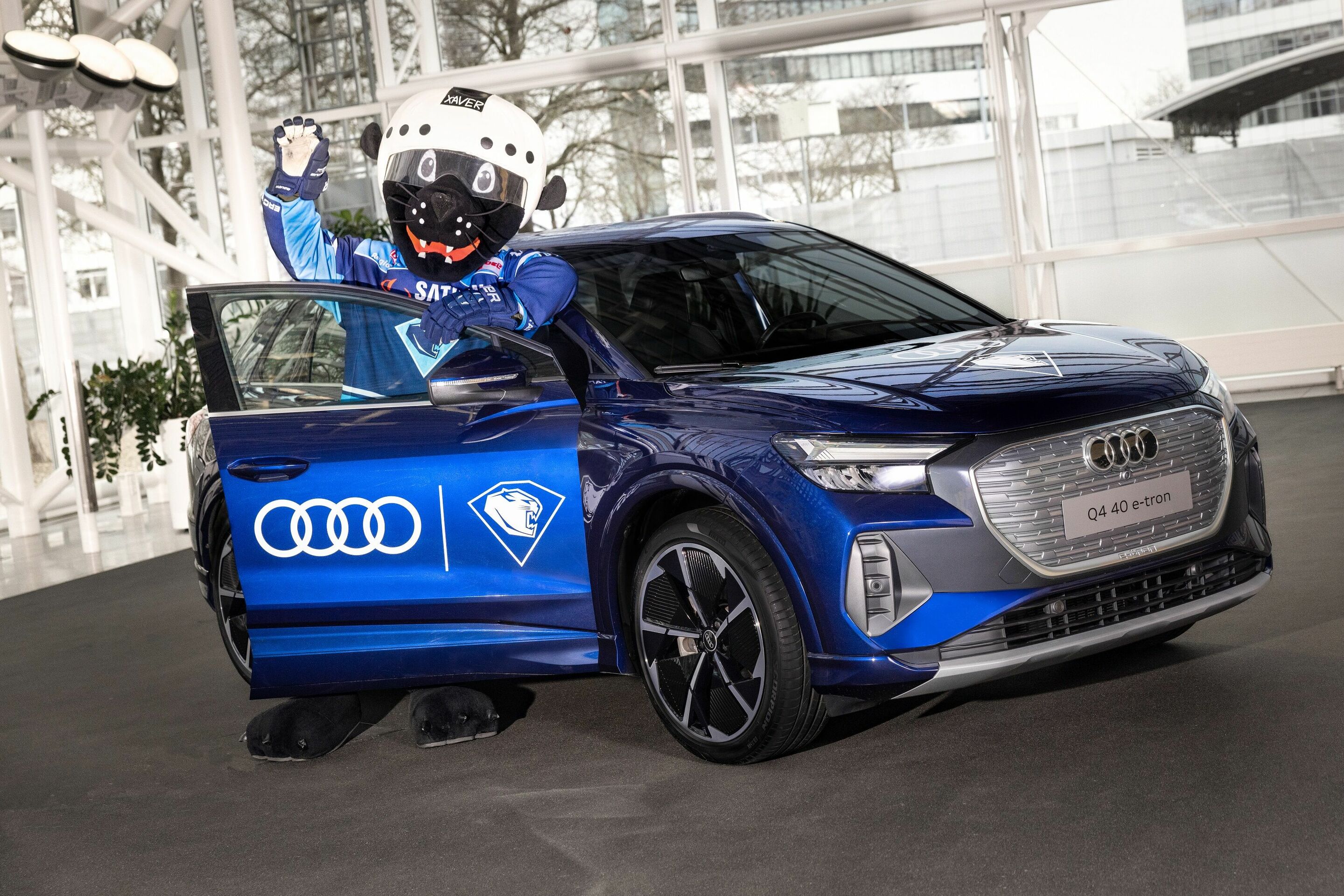 Audi and ERC Ingolstadt again renew partnership for the long term - Strong partnership: AUDI AG and ERC Ingolstadt renewed their partnership for the long term once again – much to the delight of club mascot Xaver.