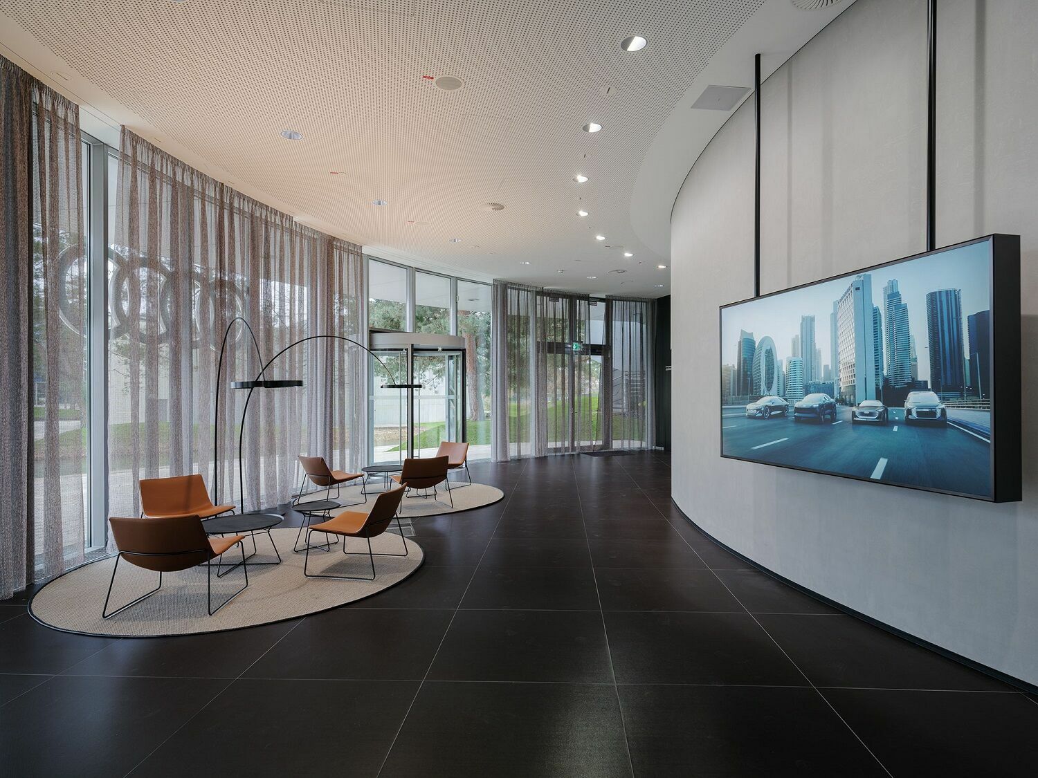 Nachhaltig beeindruckend: Audi House of Progress eröffnet in der Autostadt Wolfsburg - Im Eingangsbereich des Audi House of Progress Wolfsburg begrüßen eine moderne reduzierte Gestaltung und die ersten digitalen Elemente die Besucher_innen.
