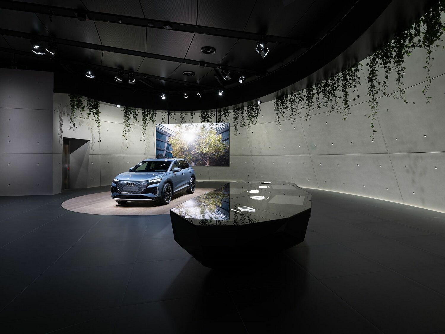 Nachhaltig beeindruckend: Audi House of Progress eröffnet in der Autostadt Wolfsburg - Neben dem Q4 e-tron bietet der "Sustainability-Table" im Nachhaltigkeitsbereich des Audi House of Progress Wolfsburg Informationen zur Kreislaufwirtschaft und zu nachhaltigen...