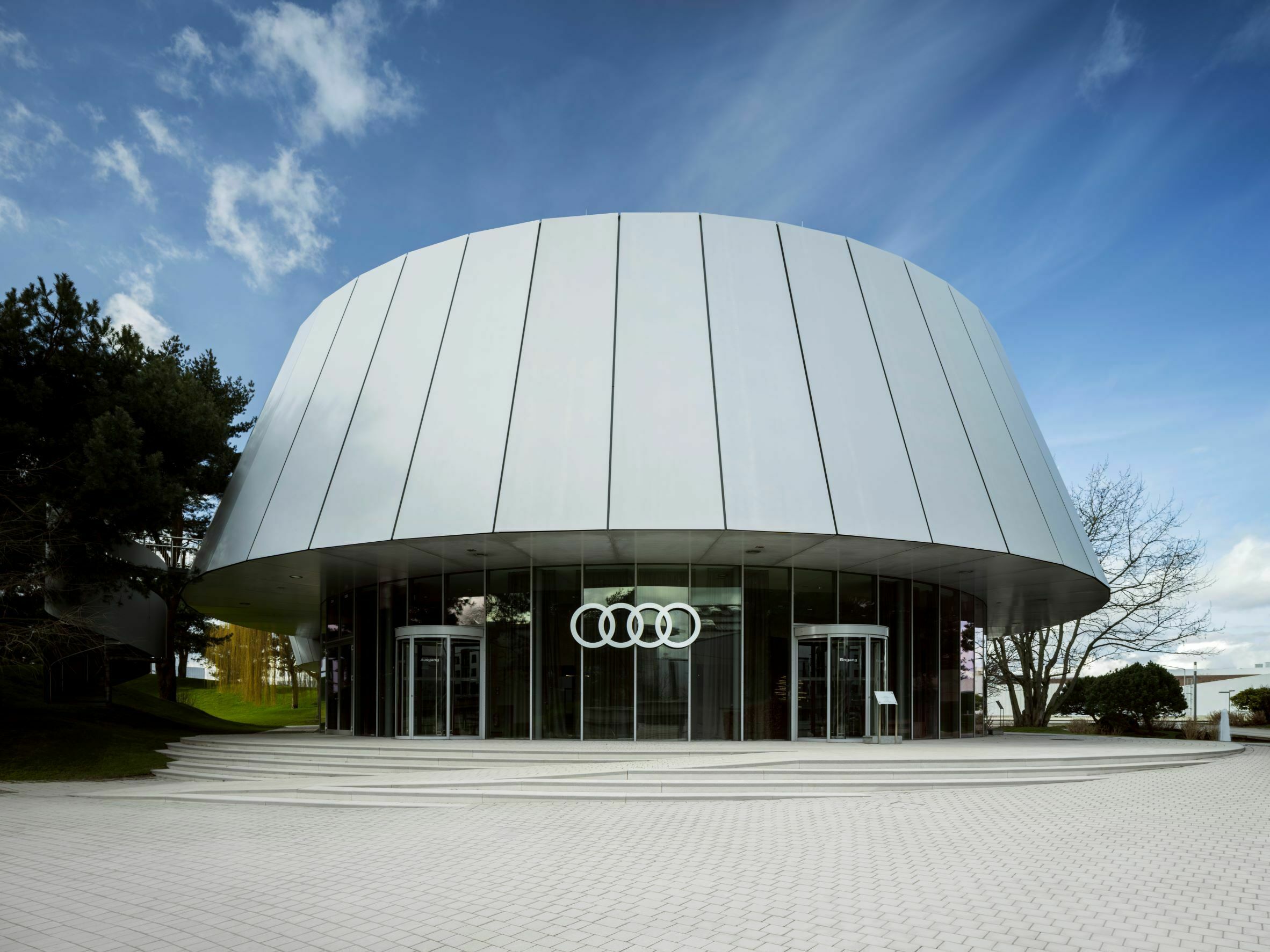 Nachhaltig beeindruckend: Audi House of Progress eröffnet in der Autostadt Wolfsburg - Hinter der zeitlosen Außenarchitektur des Audi Pavillons in der Autostadt Wolfsburg macht Audi die vier Markenwerte Digitalisierung, Design, Performance und Nachhaltigkeit...