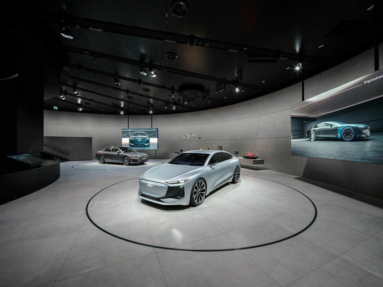 Nachhaltig beeindruckend: Audi House of Progress eröffnet in der Autostadt Wolfsburg - Der Audi A6 e-tron concept und der Plug-in-Hybrid Audi A8 60 TFSI e sowie Exponate auf einem langgestreckten Lowboard erwecken die Themen Digitalisierung und Design...