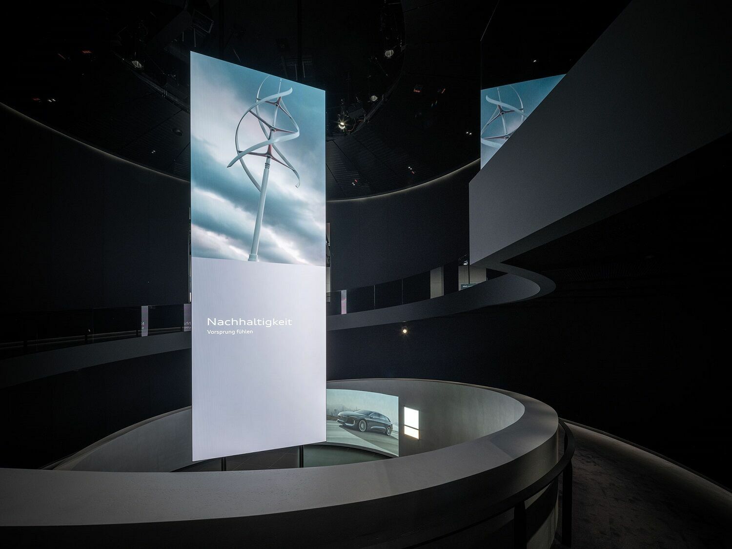 Nachhaltig beeindruckend: Audi House of Progress eröffnet in der Autostadt Wolfsburg - Das Herzstück des Pavillons ist der „Blog of Progress“ in der geöffneten Rotunde, die beide Ausstellungsebenen im Obergeschoss räumlich mit der Eingangsebene verbindet.