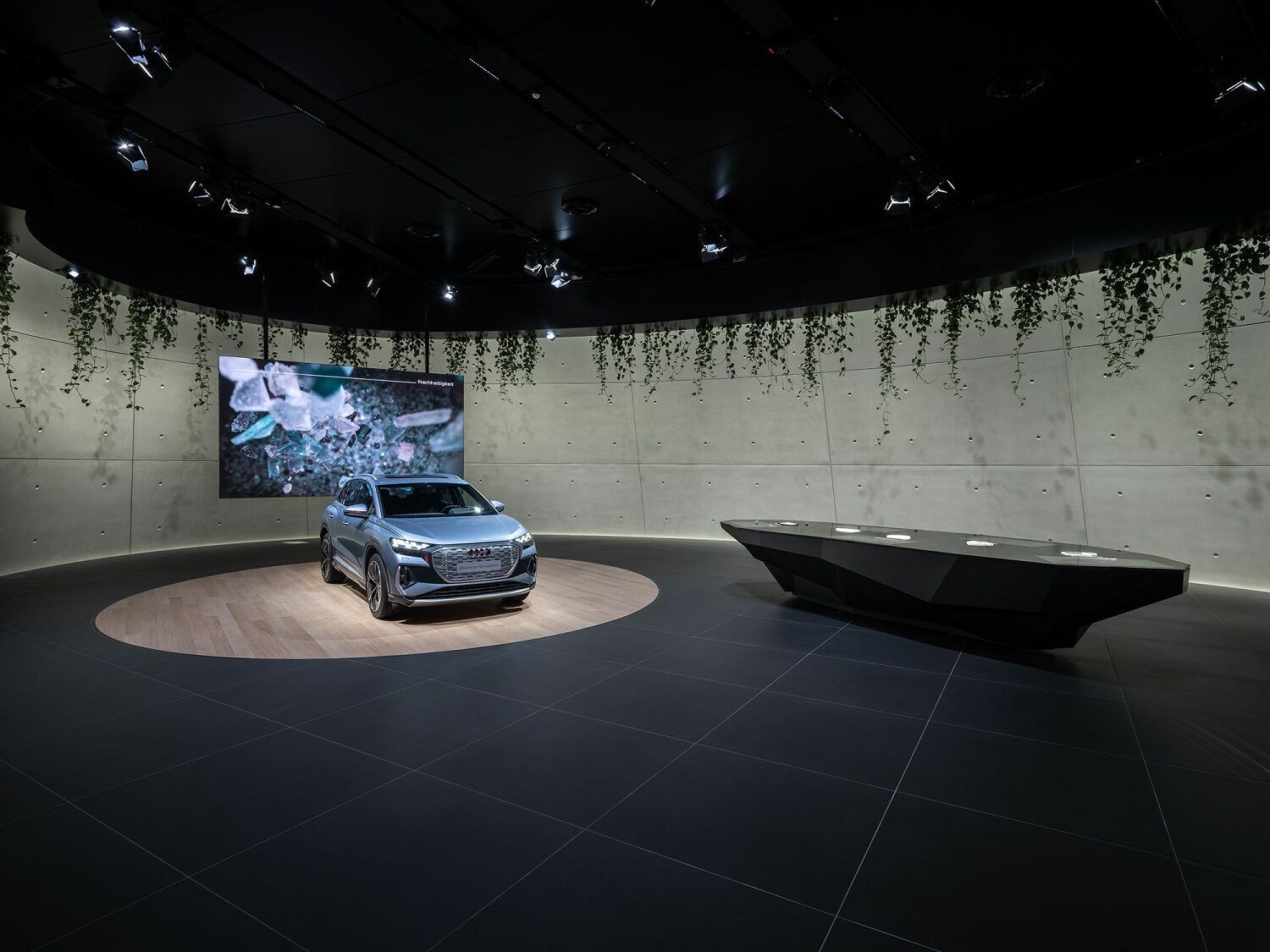 Nachhaltig beeindruckend: Audi House of Progress eröffnet in der Autostadt Wolfsburg - Neben dem Q4 e-tron bietet der "Sustainability-Table" im Nachhaltigkeitsbereich des Audi House of Progress Wolfsburg Informationen zur Kreislaufwirtschaft und zu nachhaltigen...