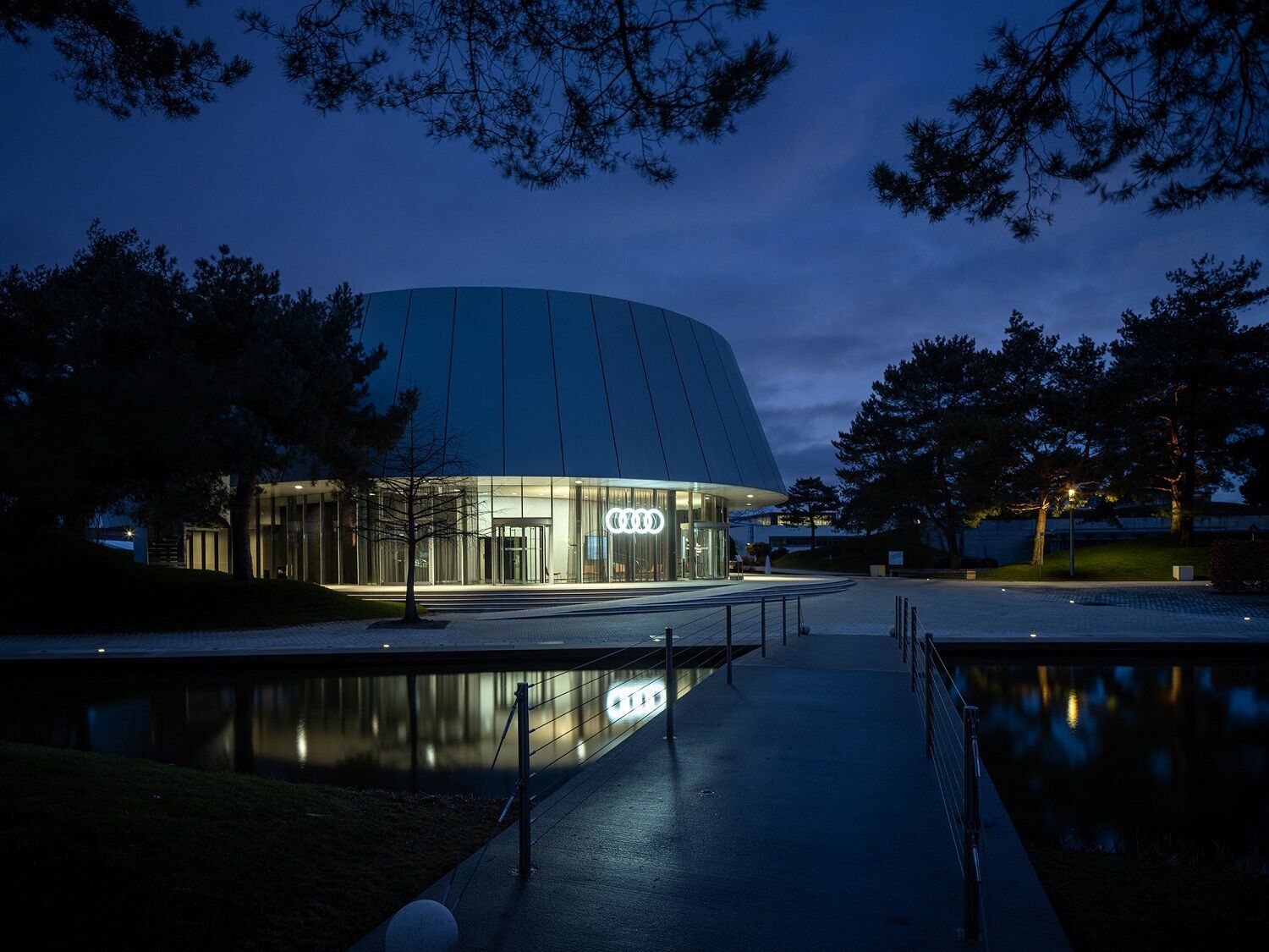 Nachhaltig beeindruckend: Audi House of Progress eröffnet in der Autostadt Wolfsburg - Hinter der zeitlosen Außenarchitektur des Audi Pavillons in der Autostadt Wolfsburg macht Audi die vier Markenwerte Digitalisierung, Design, Performance und Nachhaltigkeit...
