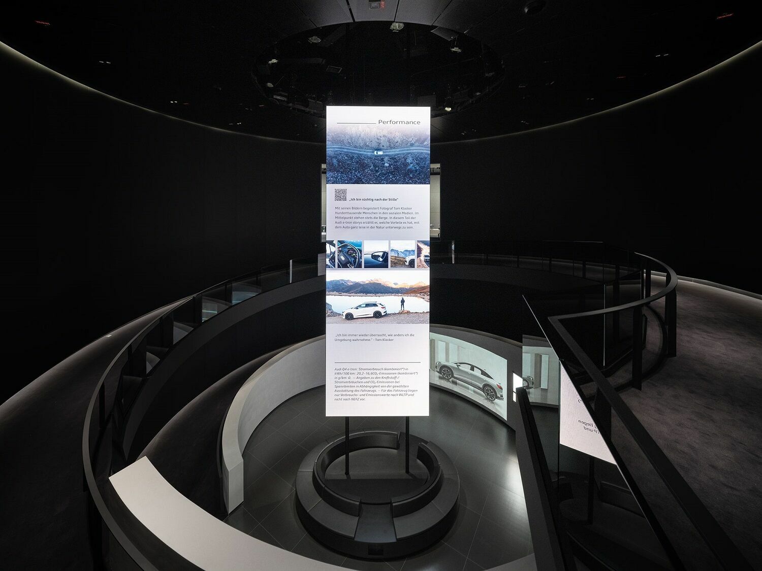 Nachhaltig beeindruckend: Audi House of Progress eröffnet in der Autostadt Wolfsburg - Das Herzstück des Pavillons ist der "Blog of Progress" in der geöffneten Rotunde, die beide Ausstellungsebenen im Obergeschoss räumlich mit der Eingangsebene verbindet.